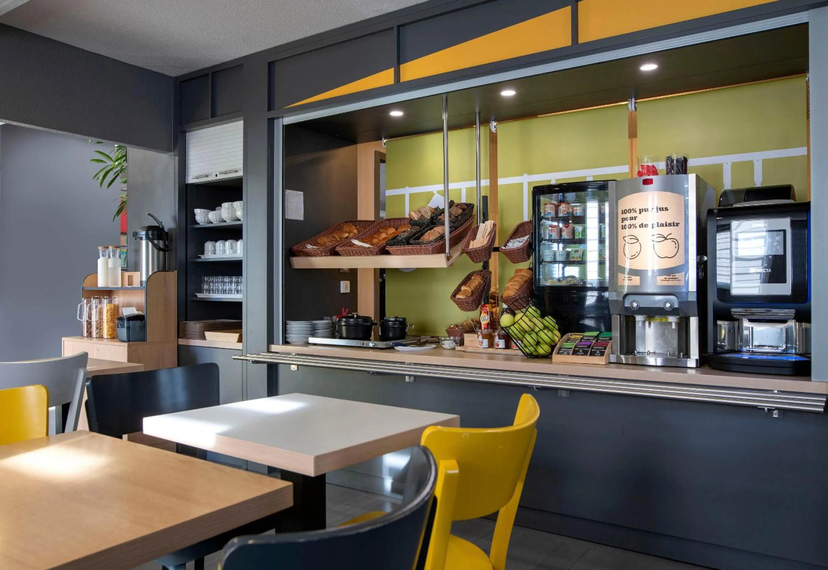 Buffet breakfast in B&B HOTEL Avignon 2