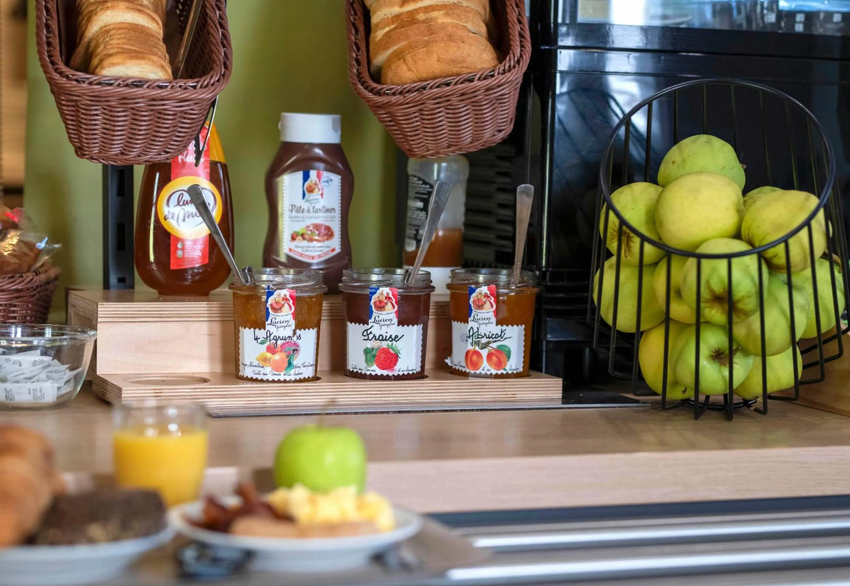 Buffet breakfast in B&B HOTEL Avignon 2