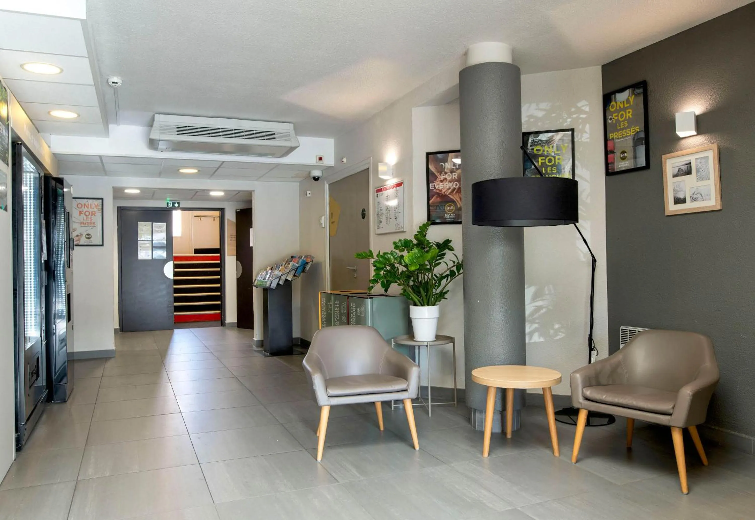 Seating area in B&B HOTEL Avignon 2