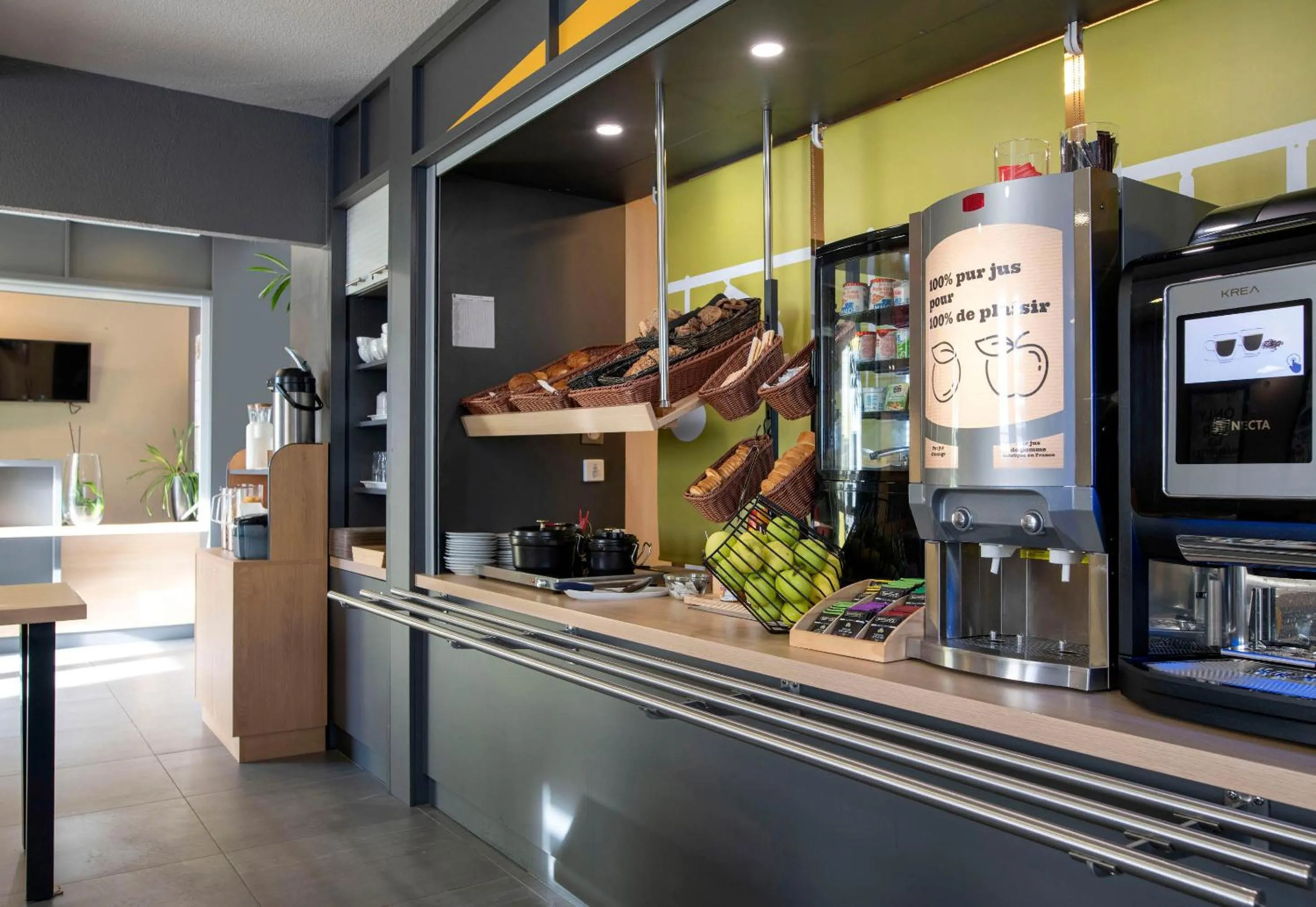 Buffet breakfast in B&B HOTEL Avignon 2