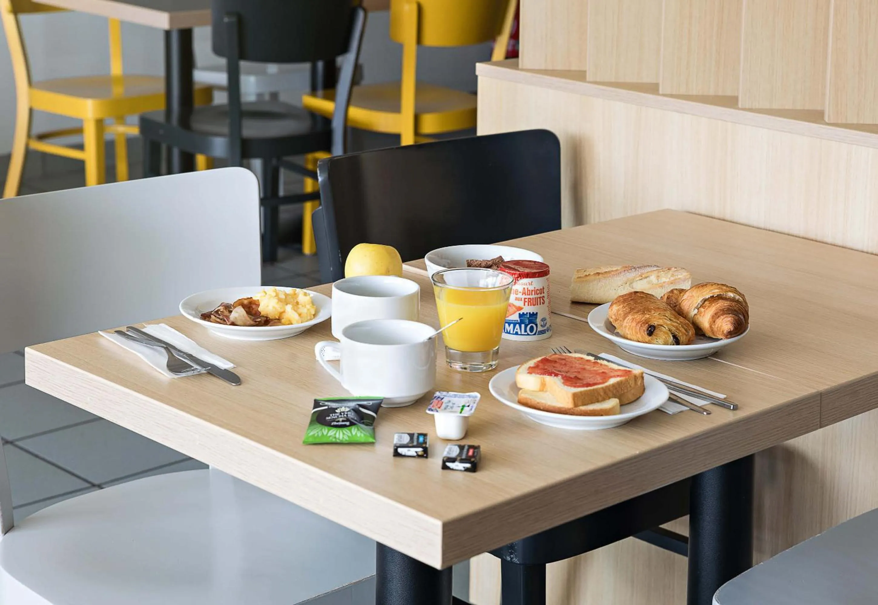 Breakfast in B&B HOTEL Rouen Saint-Étienne-du-Rouvray