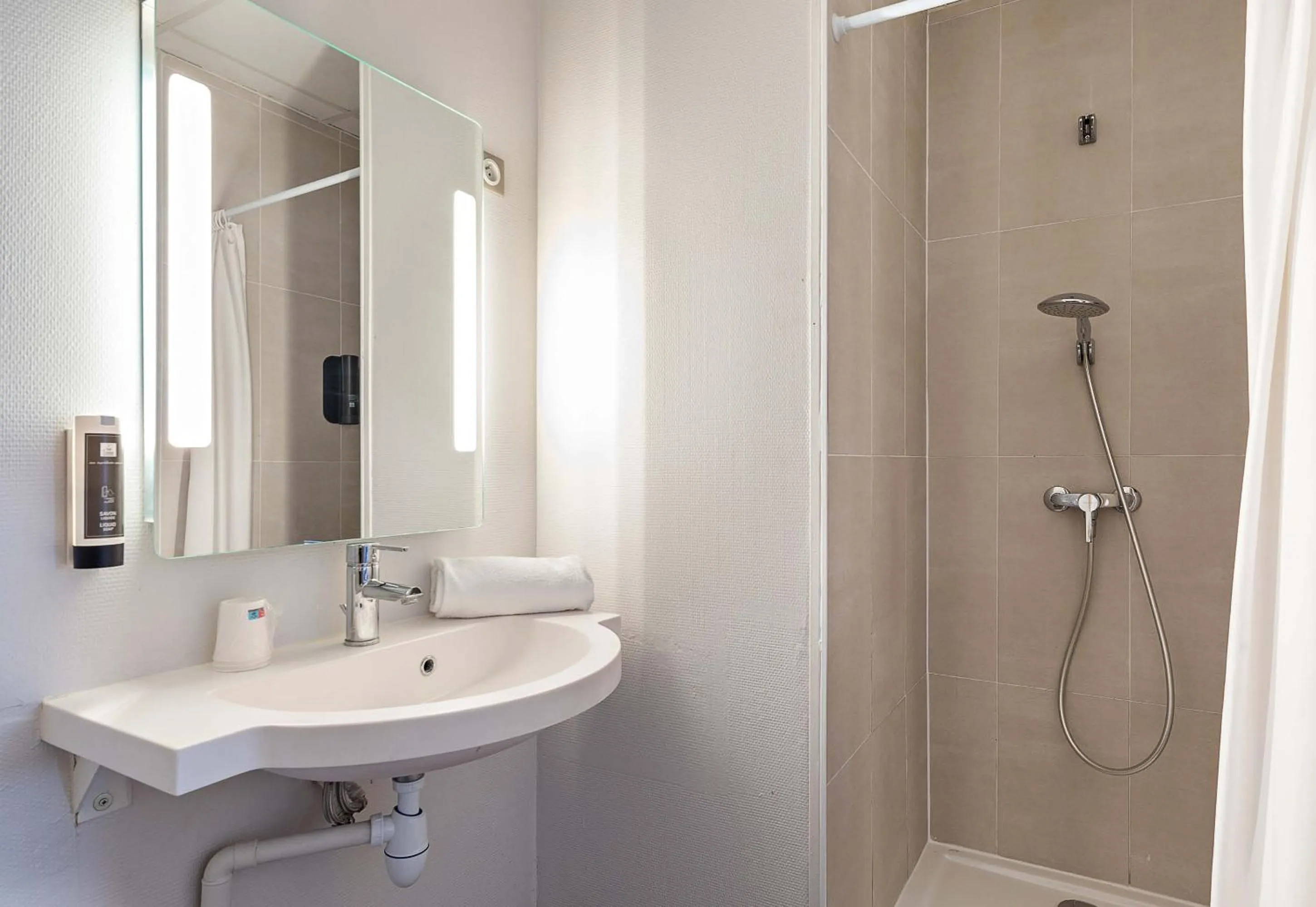 Bathroom in B&B HOTEL Rouen Saint-Étienne-du-Rouvray