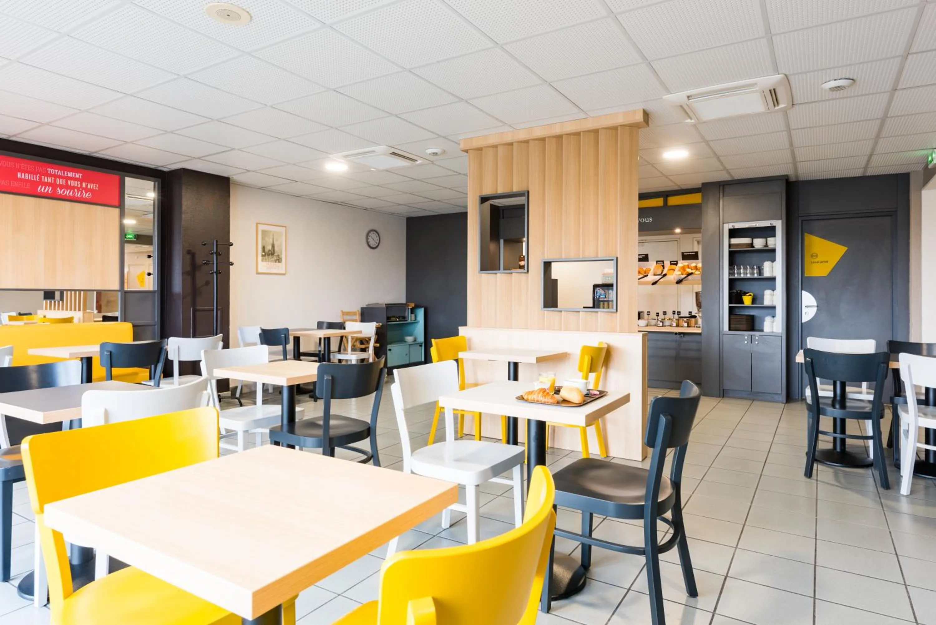 Buffet breakfast in B&B HOTEL Rouen Saint-Étienne-du-Rouvray