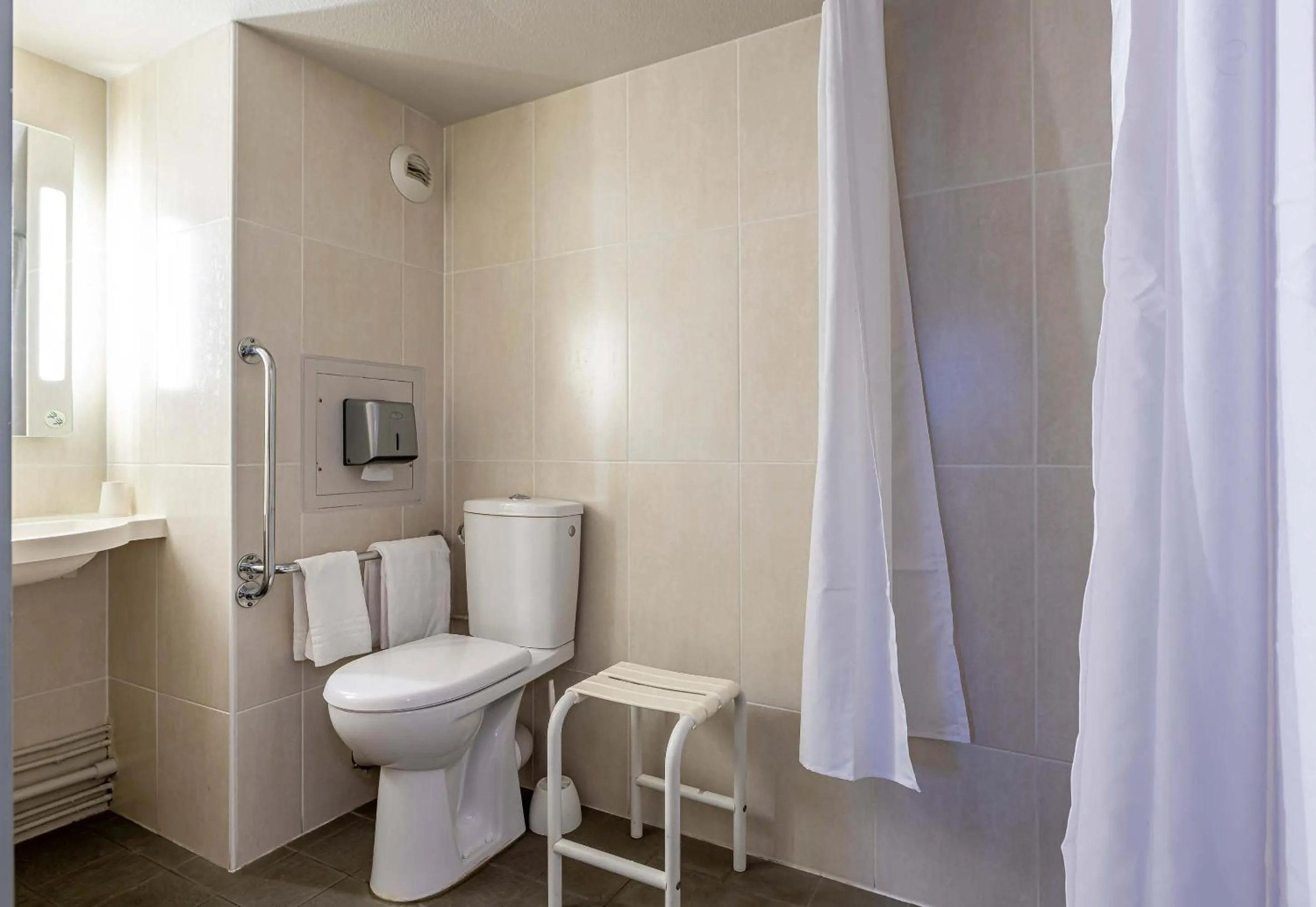 Bathroom in B&B HOTEL Périgueux Boulazac