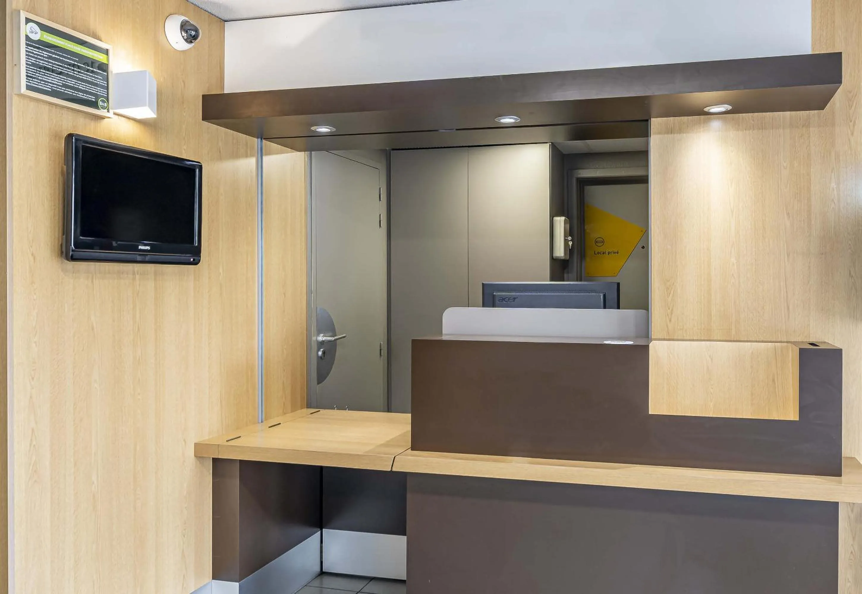 Lobby or reception in B&B HOTEL Périgueux Boulazac