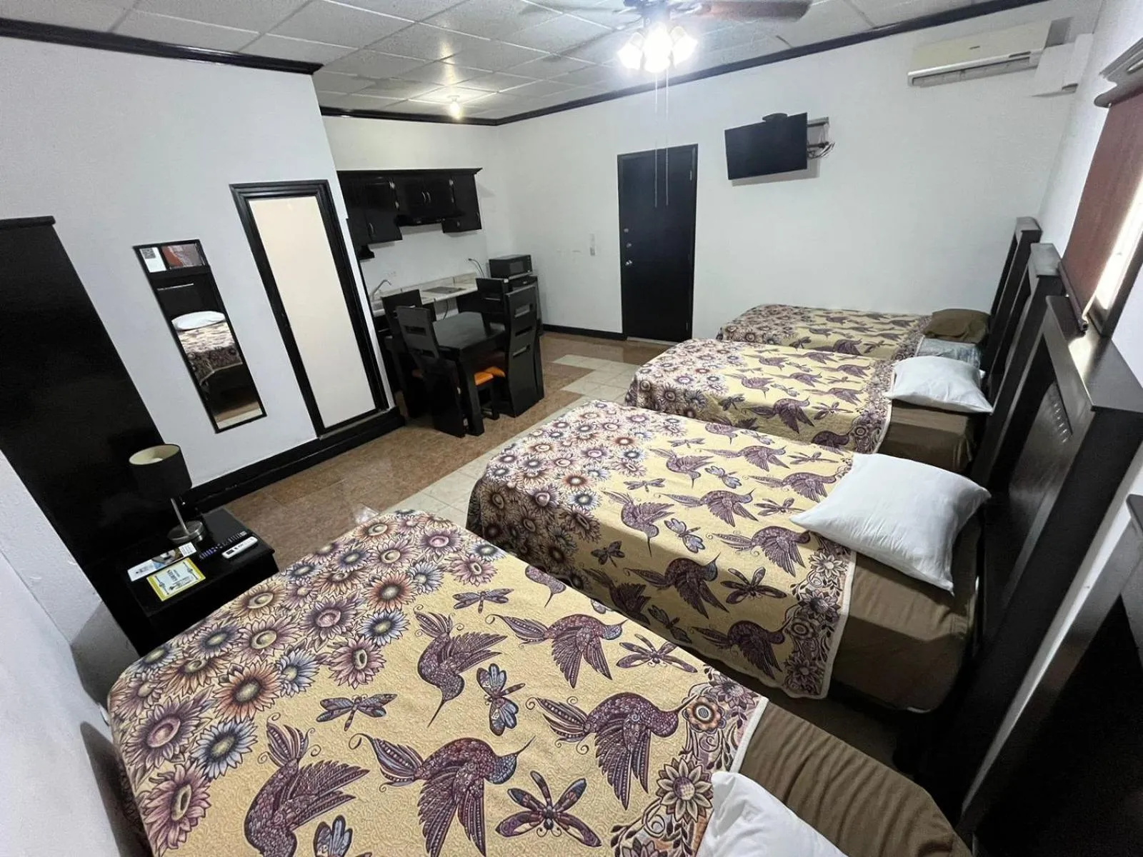 Photo of the whole room, Bed in Hotel Garcias Suites, Linares