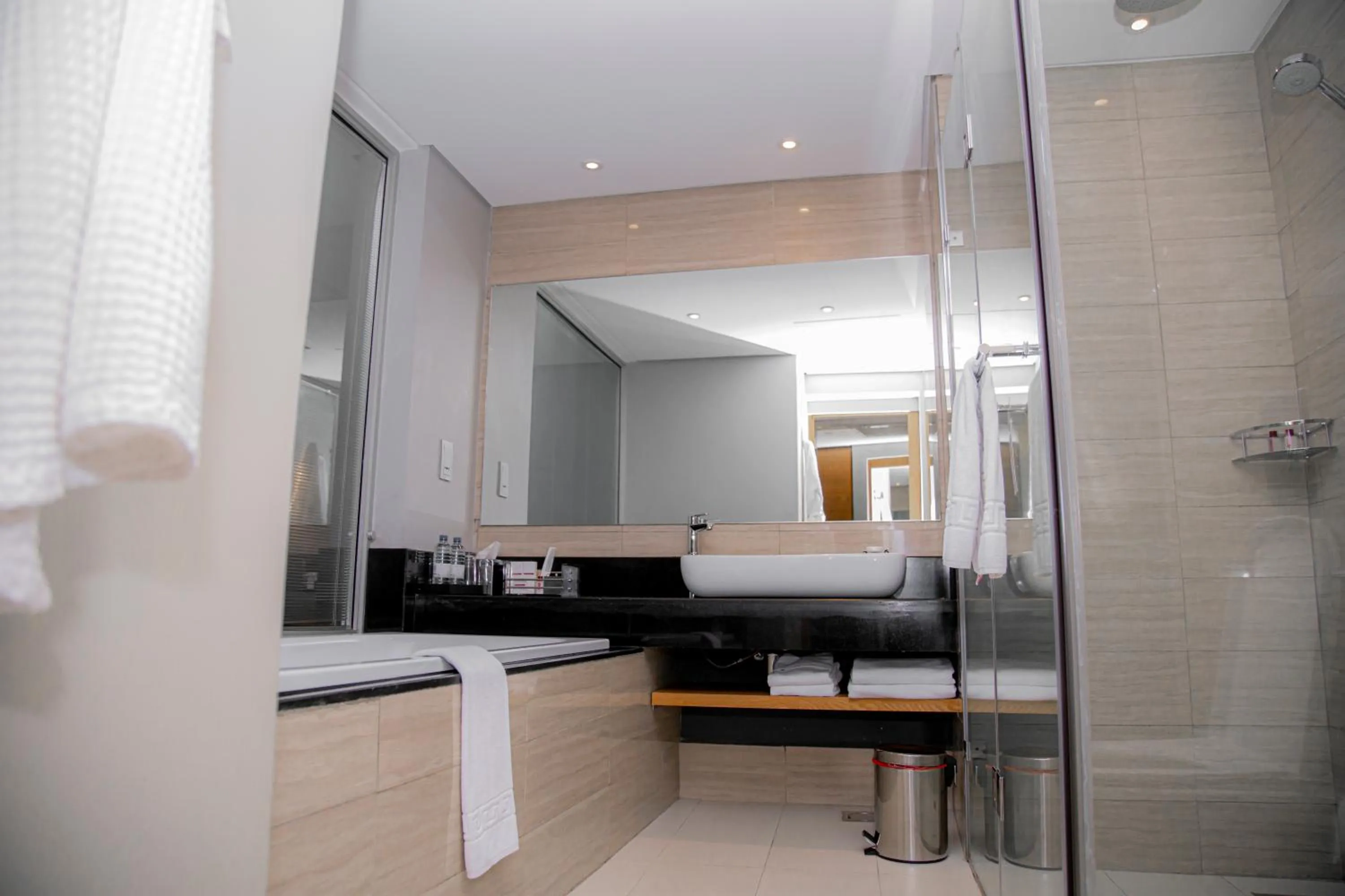 Bathroom, Bed in Ubumwe Grande Hotel