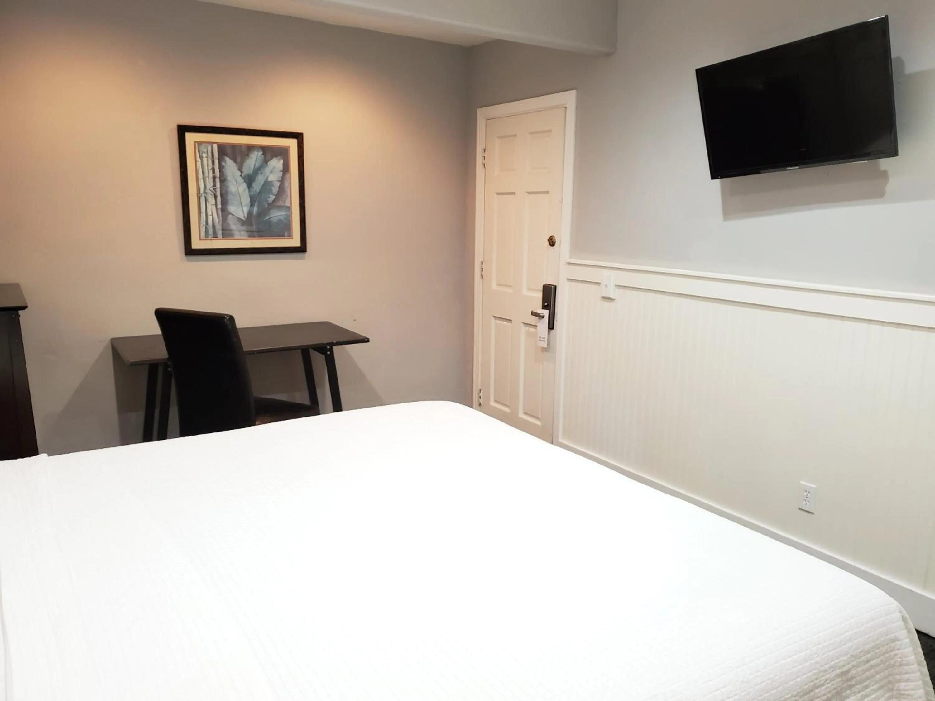 Bed in Coronado Island Inn