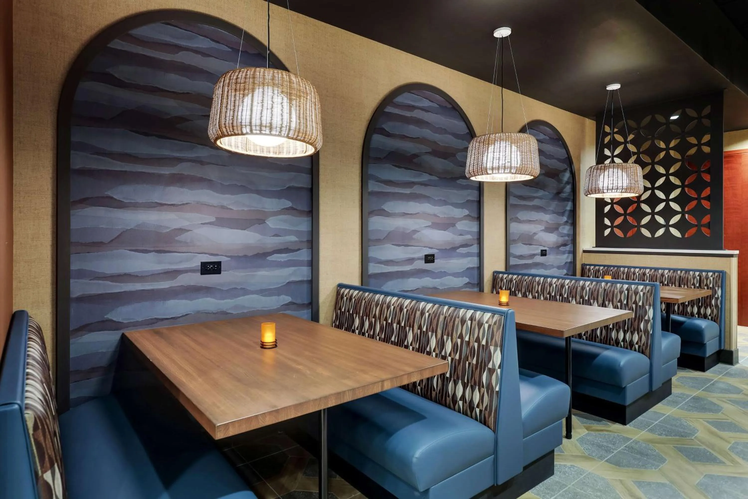 Lounge or bar in Drury Inn & Suites Charlotte Arrowood