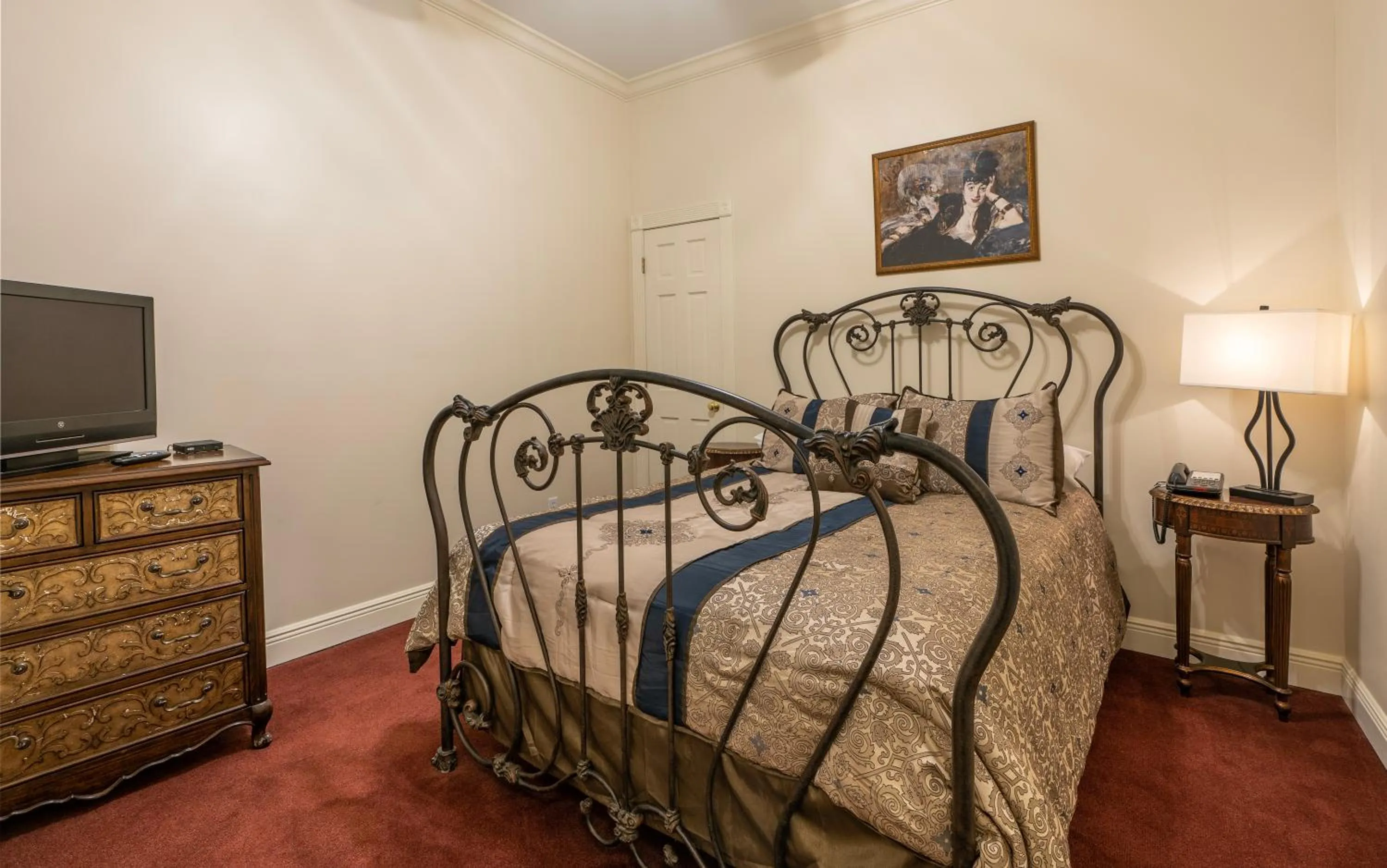 Bed in Quarter House Suites