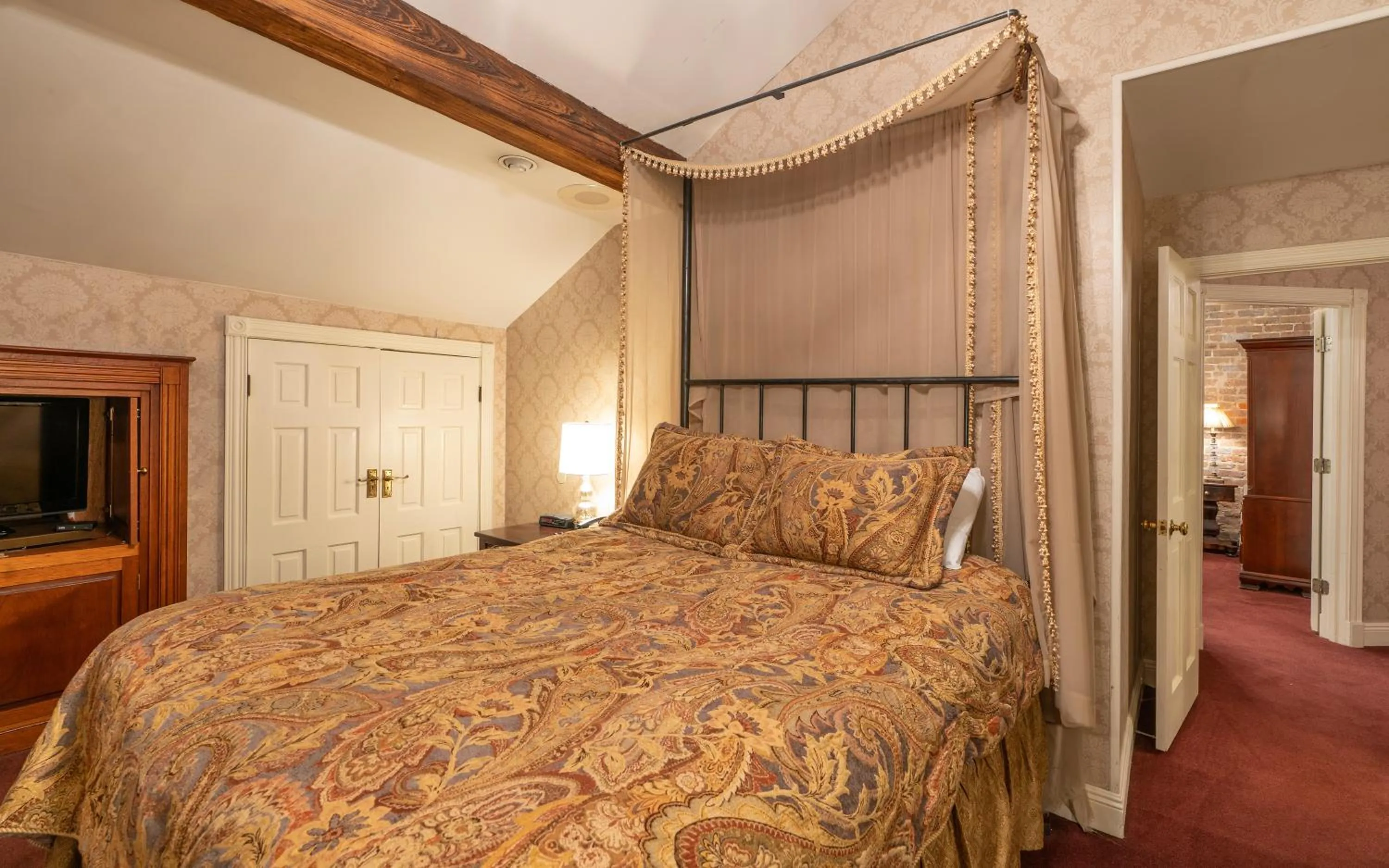 Bed in Quarter House Suites