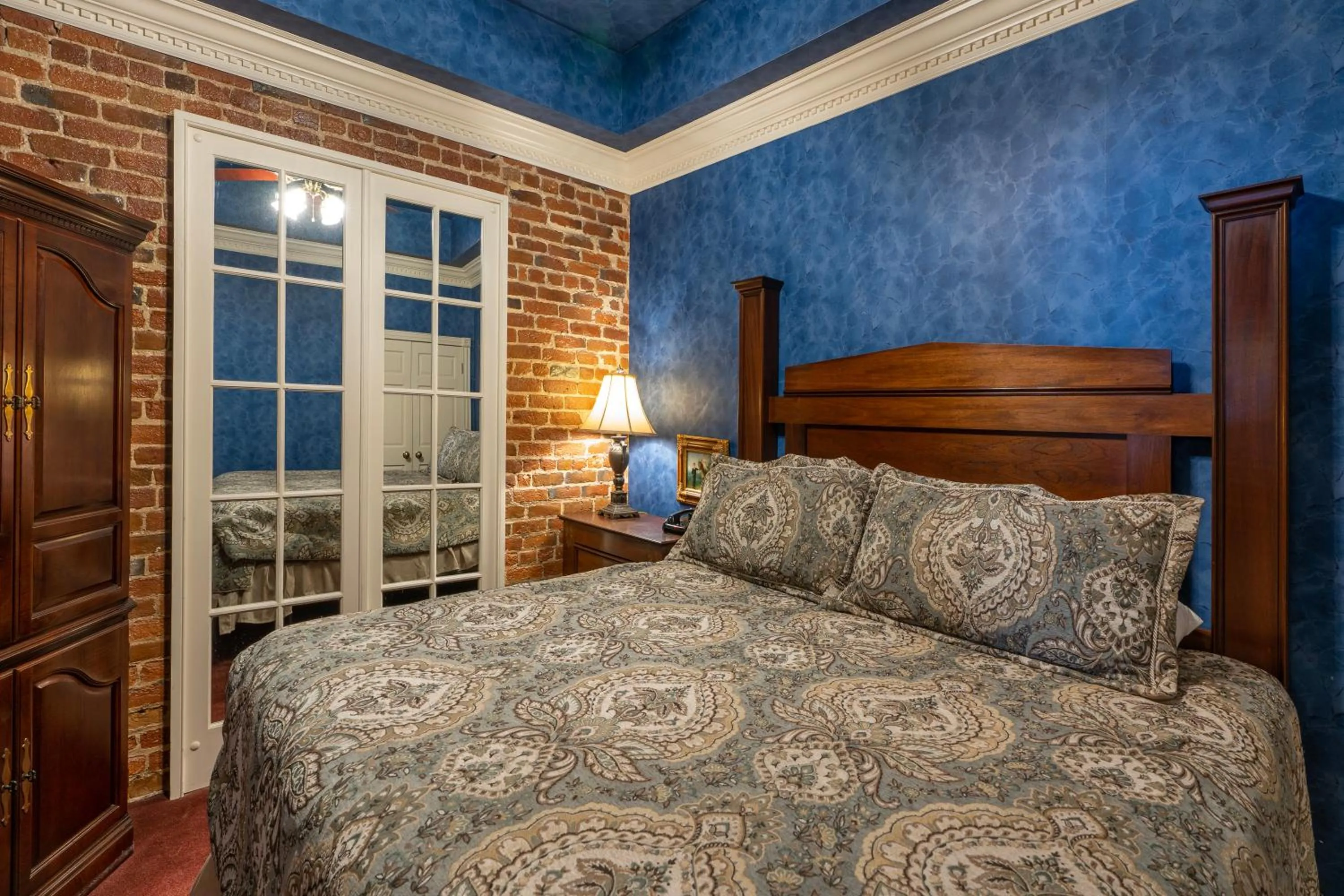 Bed in Quarter House Suites