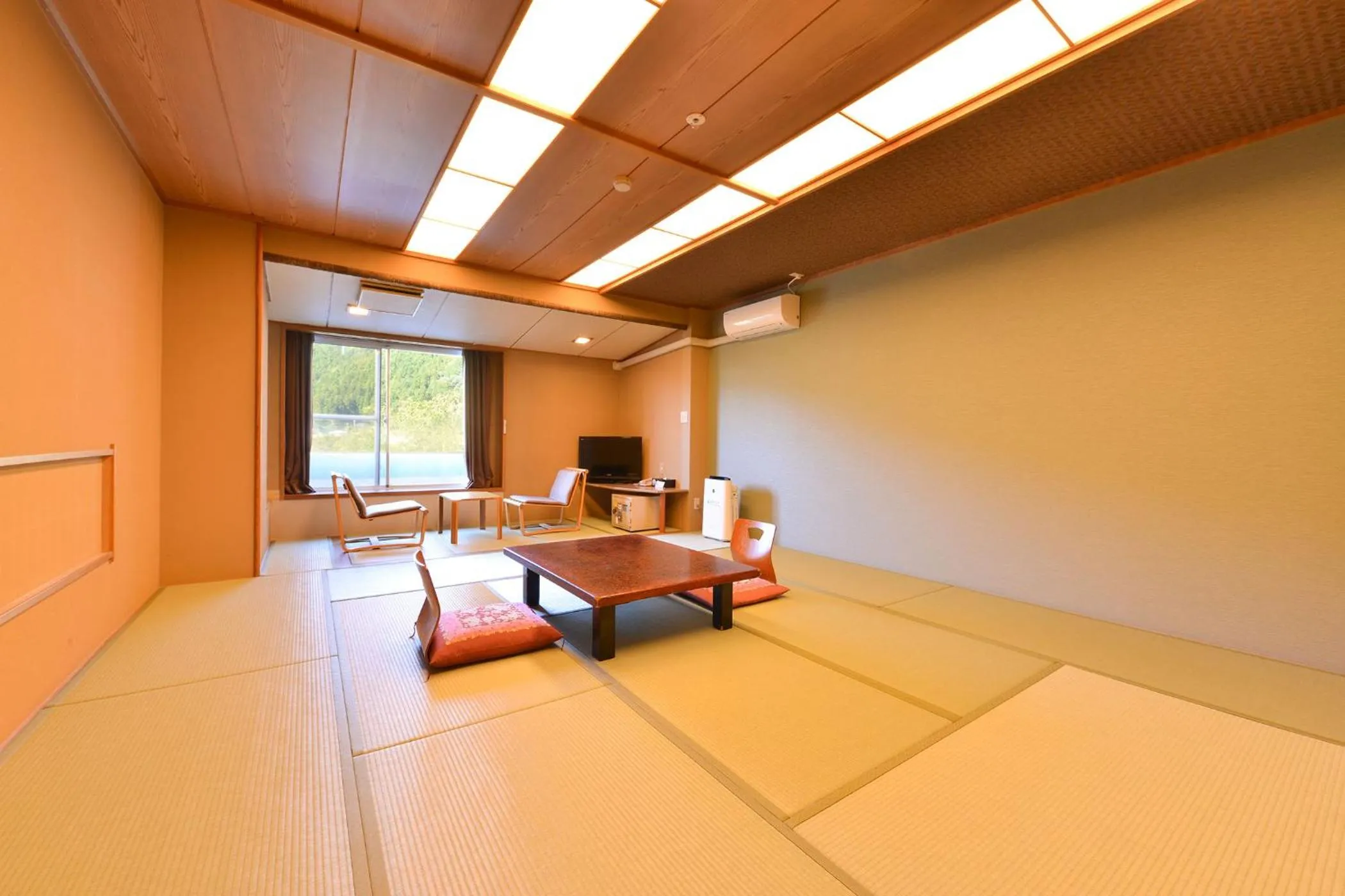 Photo of the whole room, Bed in Ooedo Onsen Monogatari Hotel Kinugawa Gyoen
