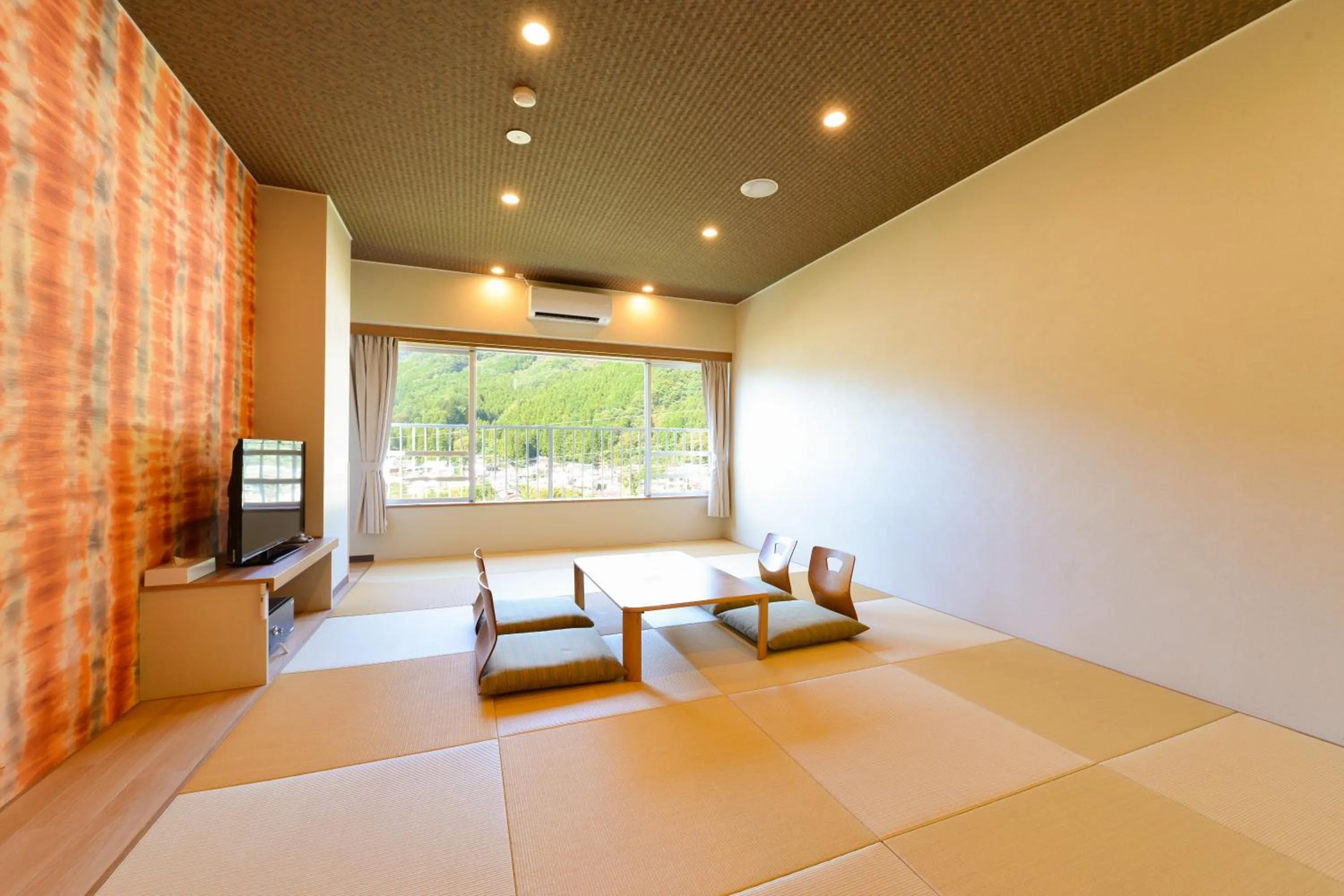 Photo of the whole room, Bed in Ooedo Onsen Monogatari Hotel Kinugawa Gyoen