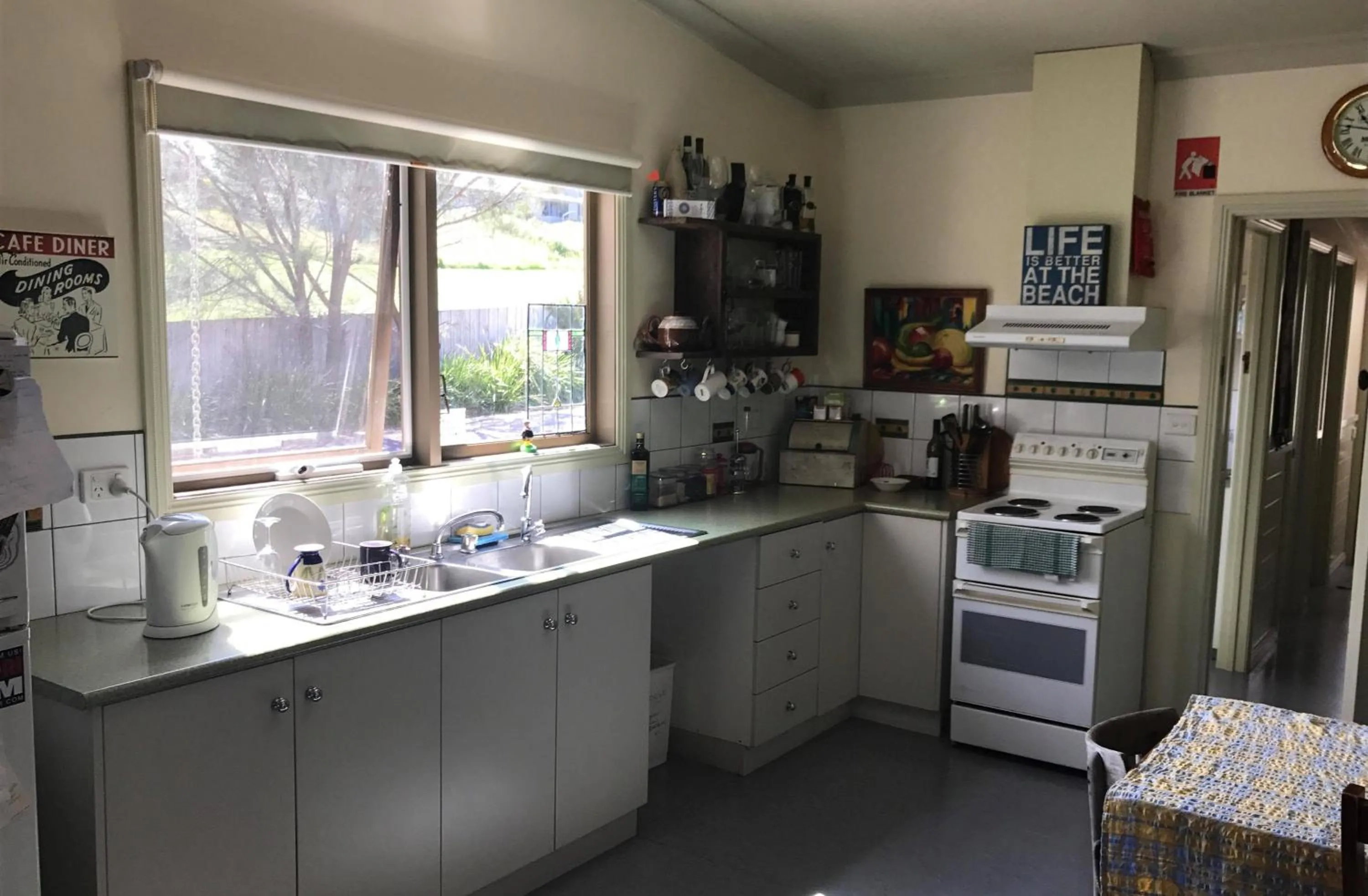 Communal kitchen in Port Campbell Guesthouse & Flash Packers