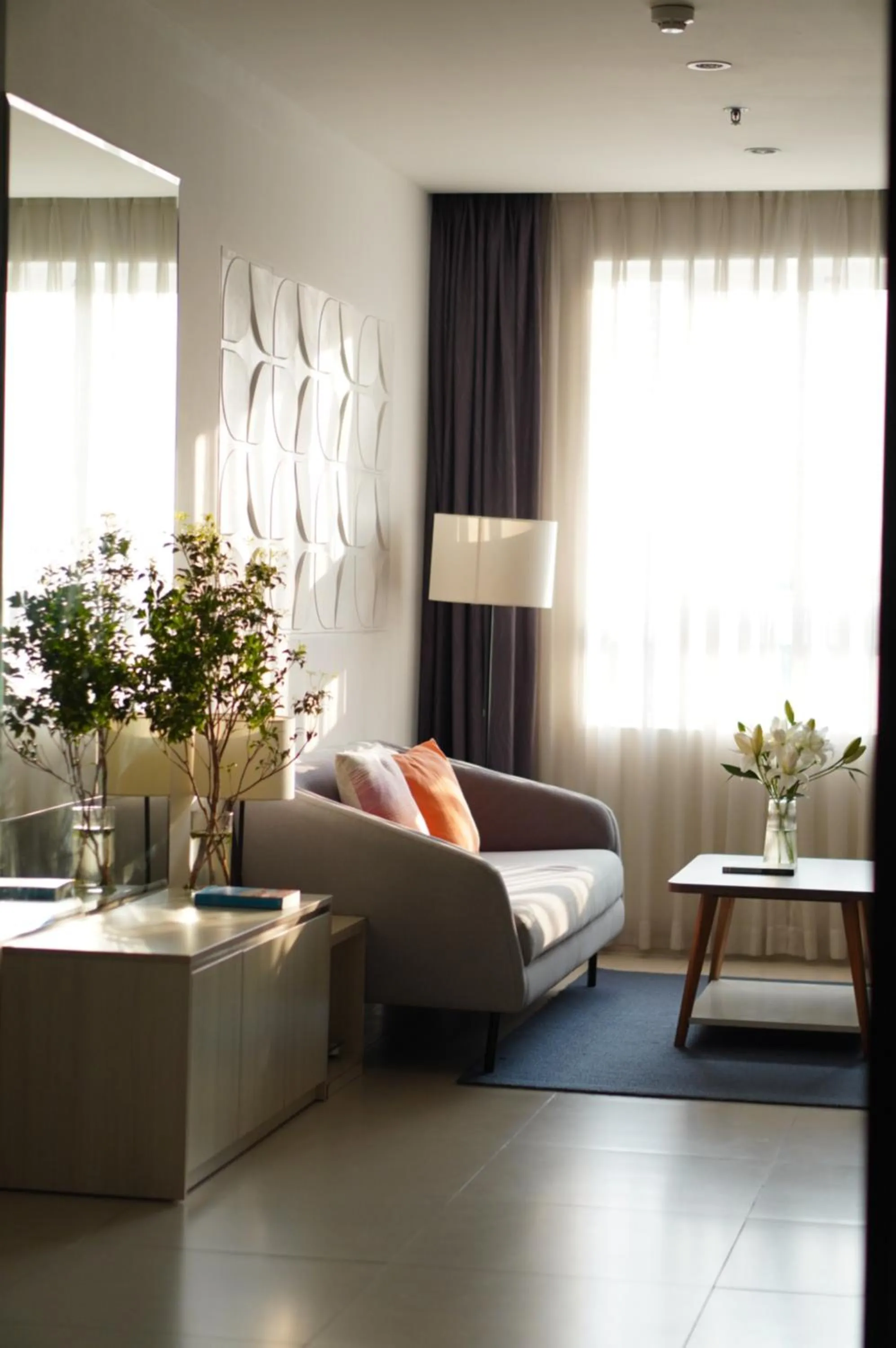 Seating area, Bed in Đô Thành Residence by DDH