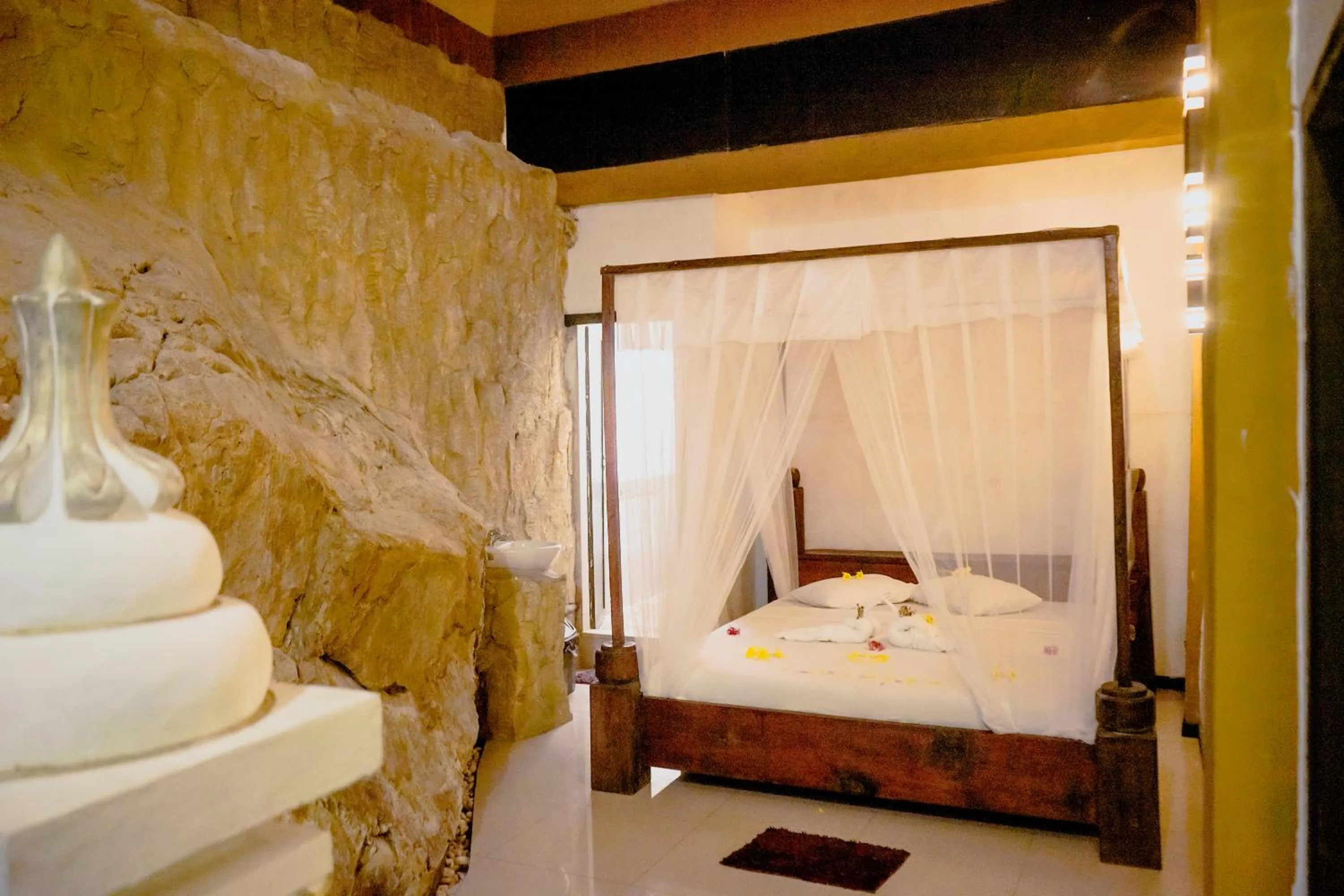 Bed in Jungle Inn Bukit lawang