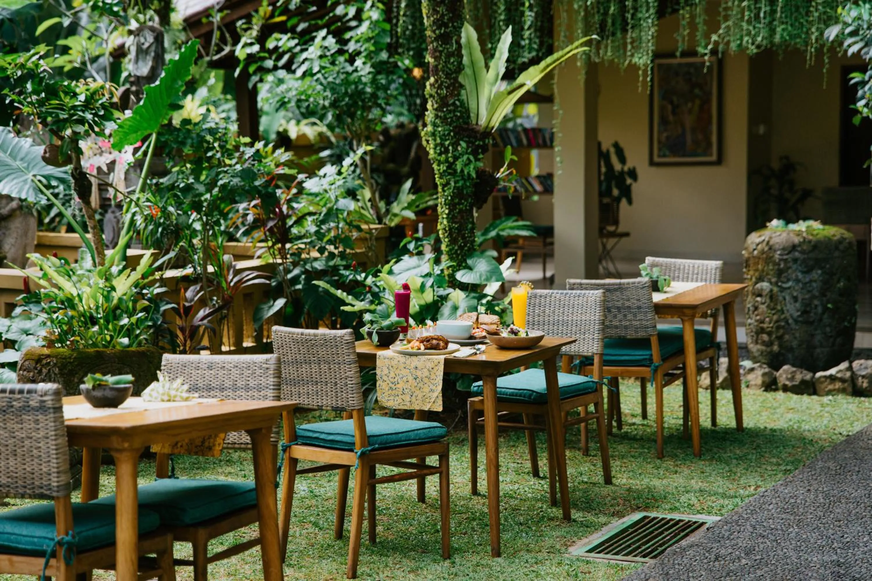 Restaurant/places to eat in Jati Cottage