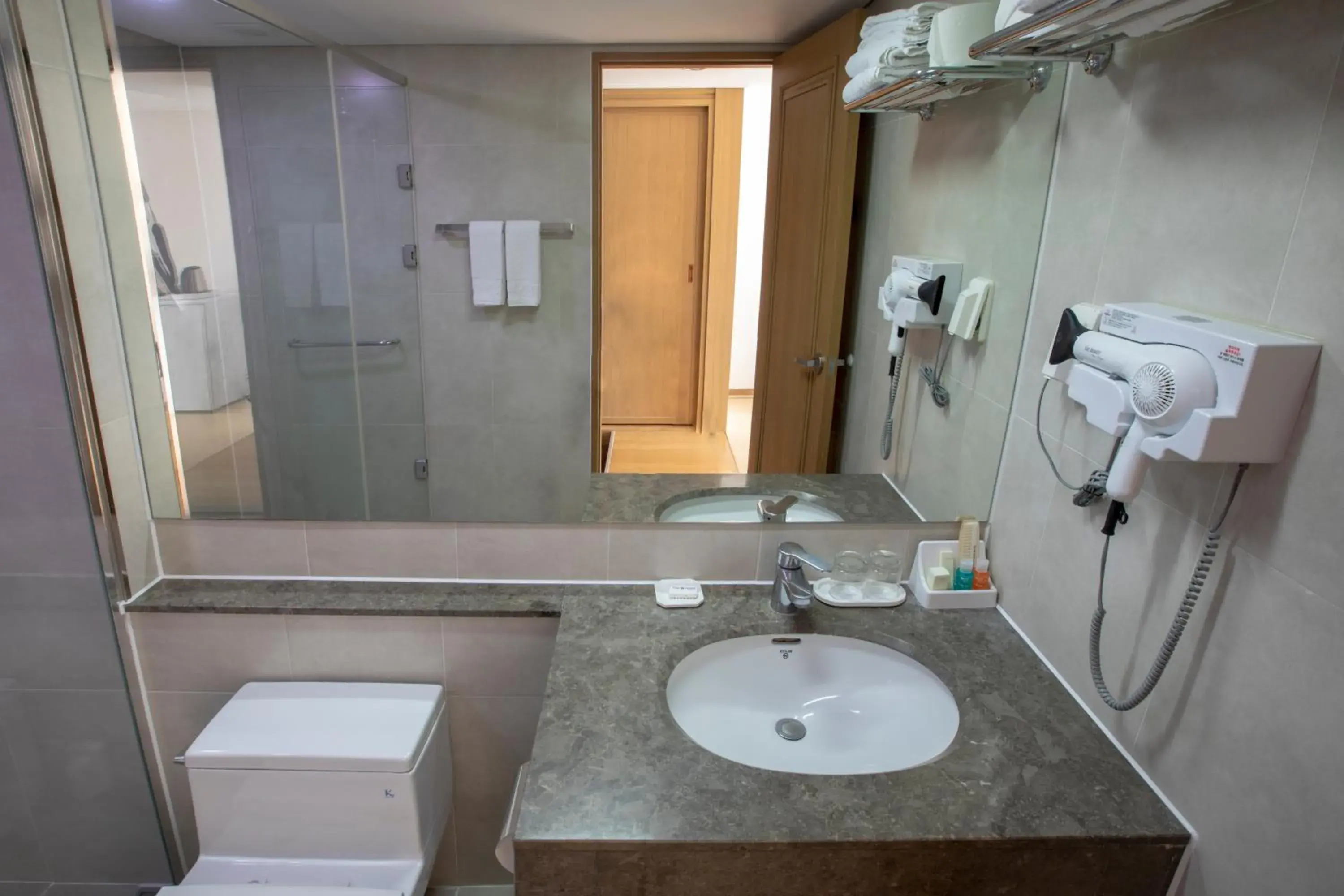 Sky Deluxe Street View Twin Room in The K Hotel Gyeongju Sky Deluxe Street View Twin Room in The K Hotel Gyeongju