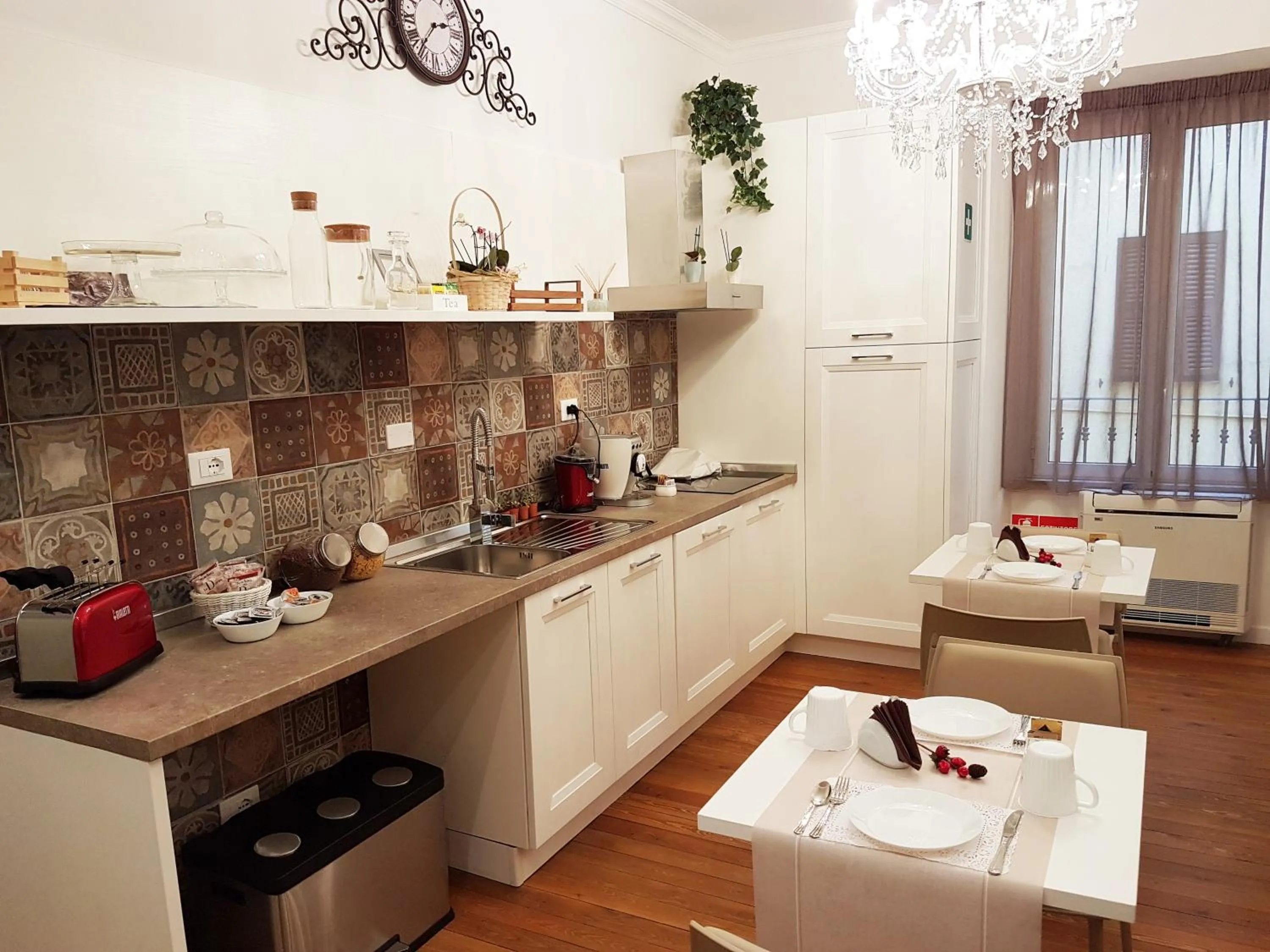 Communal kitchen in More Cola di Rienzo B&B