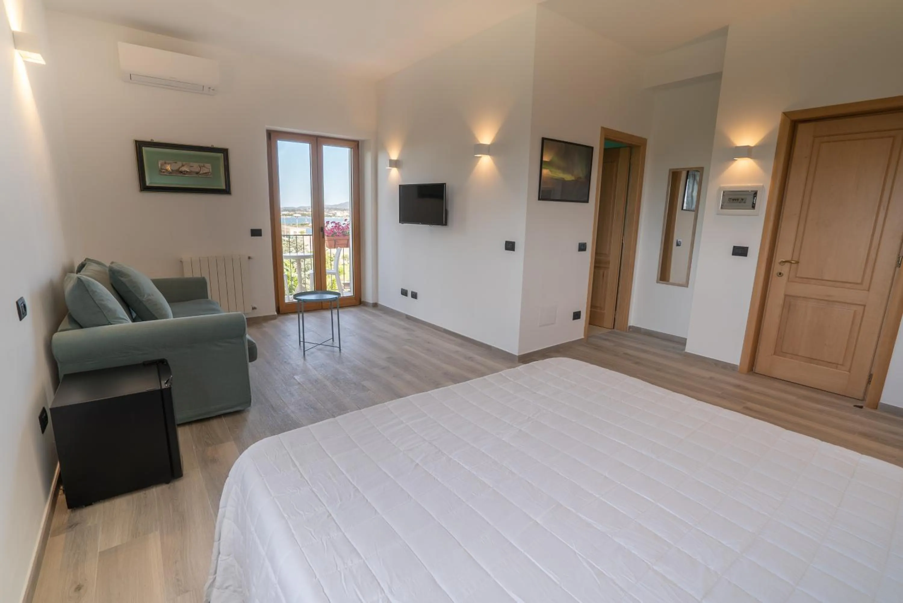 Photo of the whole room, Bed in Antares Rooms and Suites