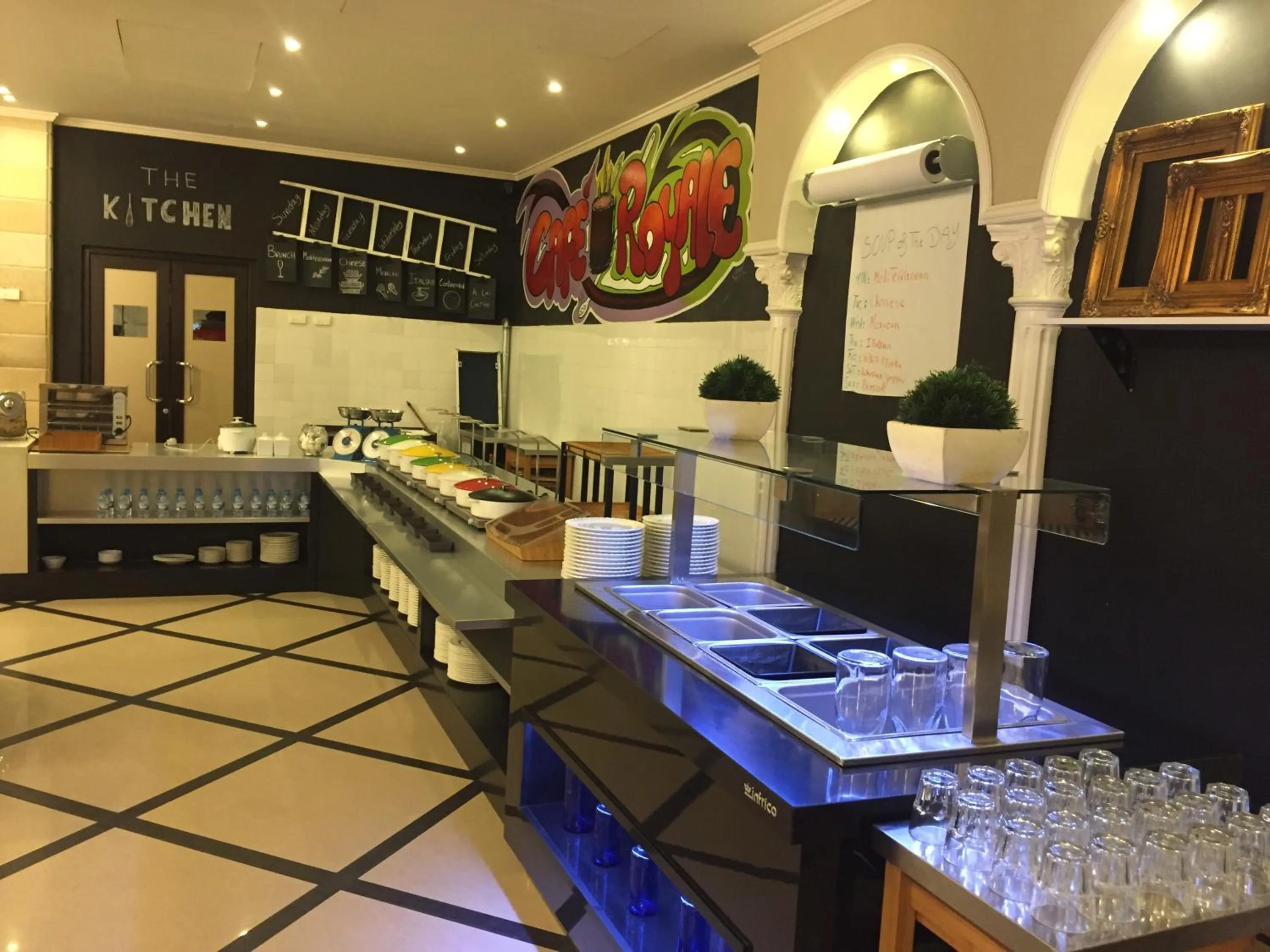 Restaurant/places to eat in Royal Grand Hotel