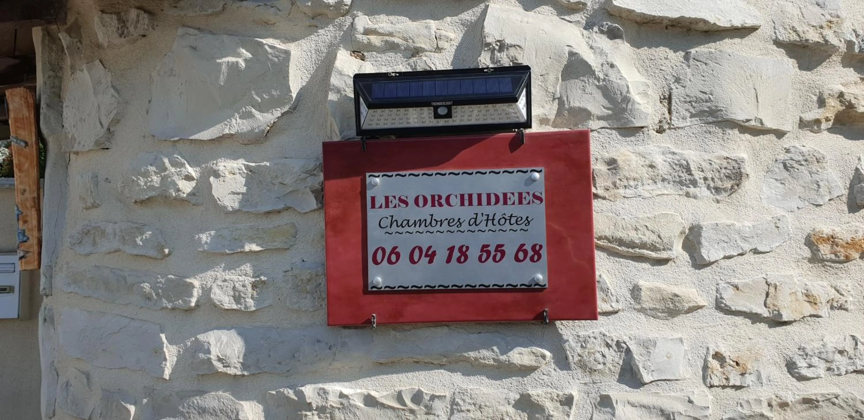 Property logo or sign in Chambre d'Hôtes Les Orchidées FUTUROSCOPE CHASSENEUIL POITIERS