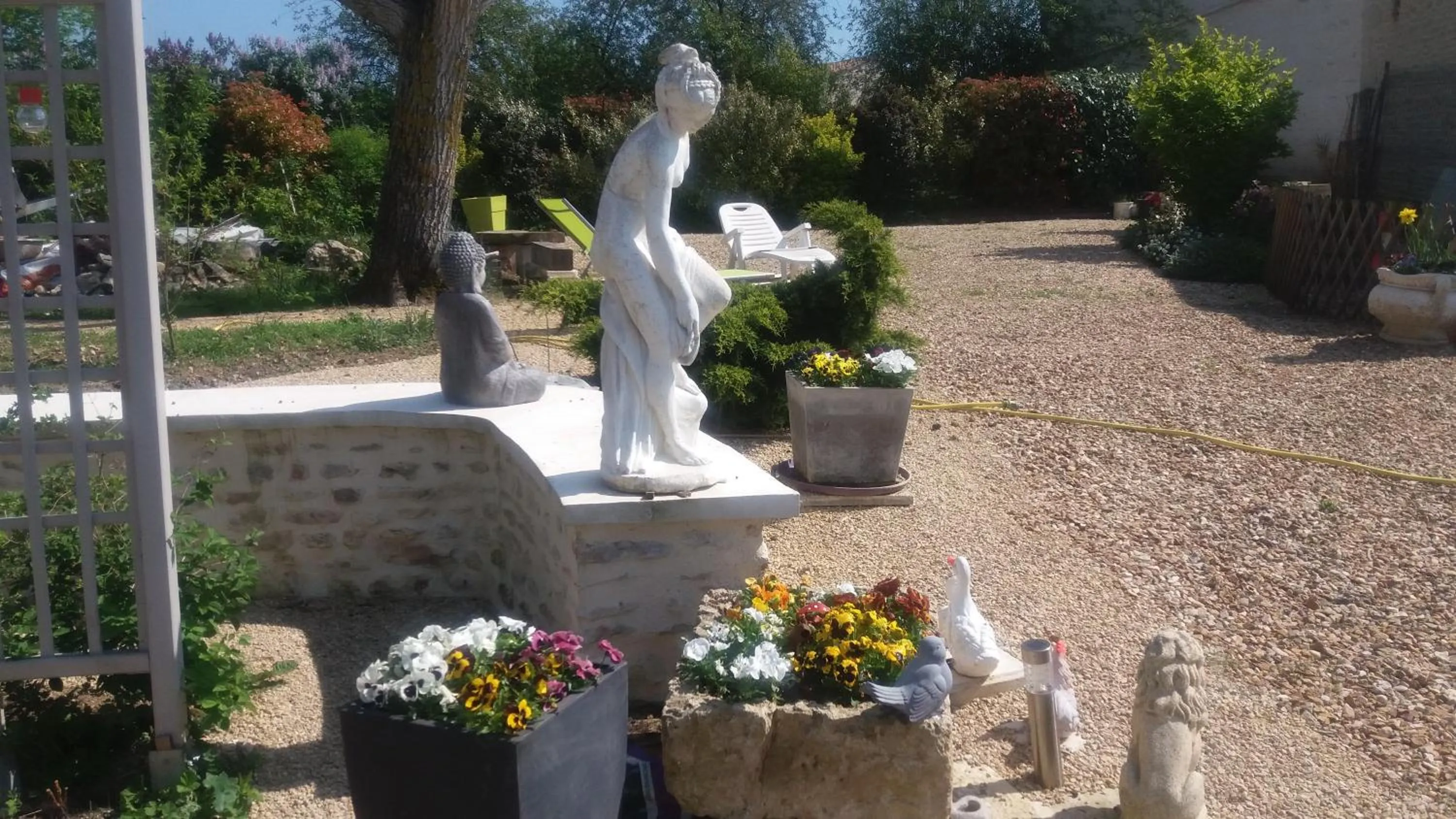 Garden view in Chambre d'Hôtes Les Orchidées FUTUROSCOPE CHASSENEUIL POITIERS
