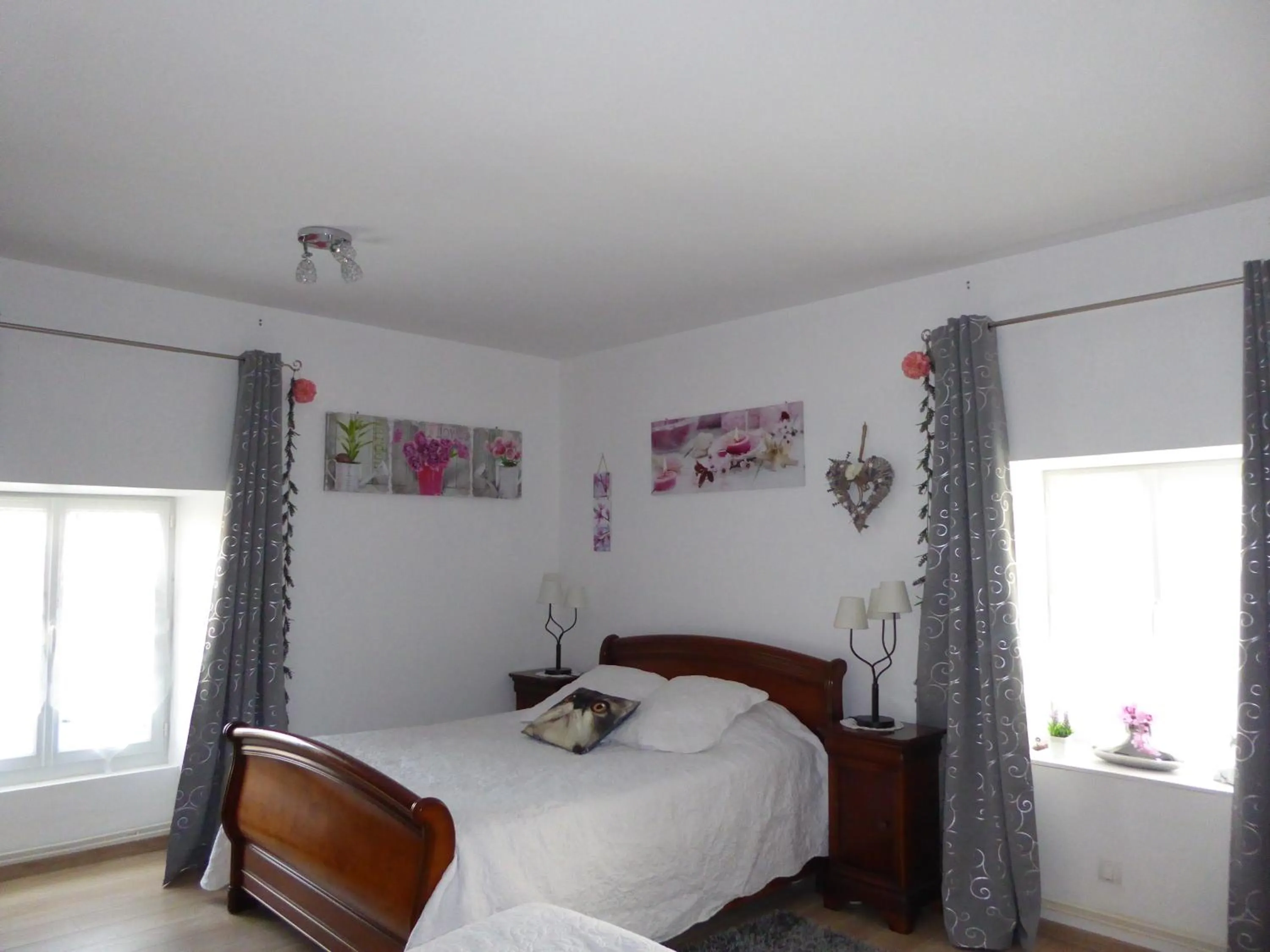 Photo of the whole room, Bed in Chambre d'Hôtes Les Orchidées FUTUROSCOPE CHASSENEUIL POITIERS