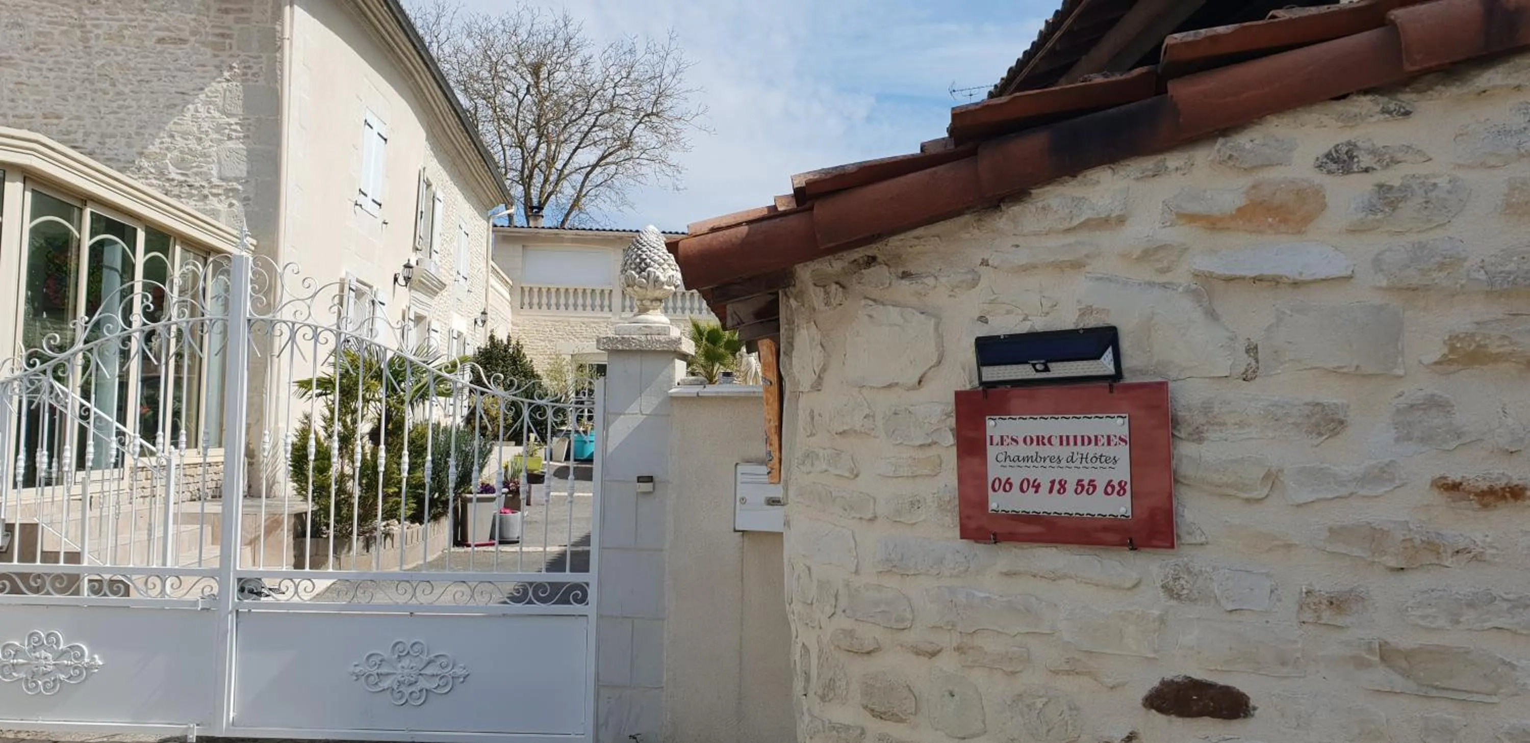 Facade/entrance in Chambre d'Hôtes Les Orchidées FUTUROSCOPE CHASSENEUIL POITIERS