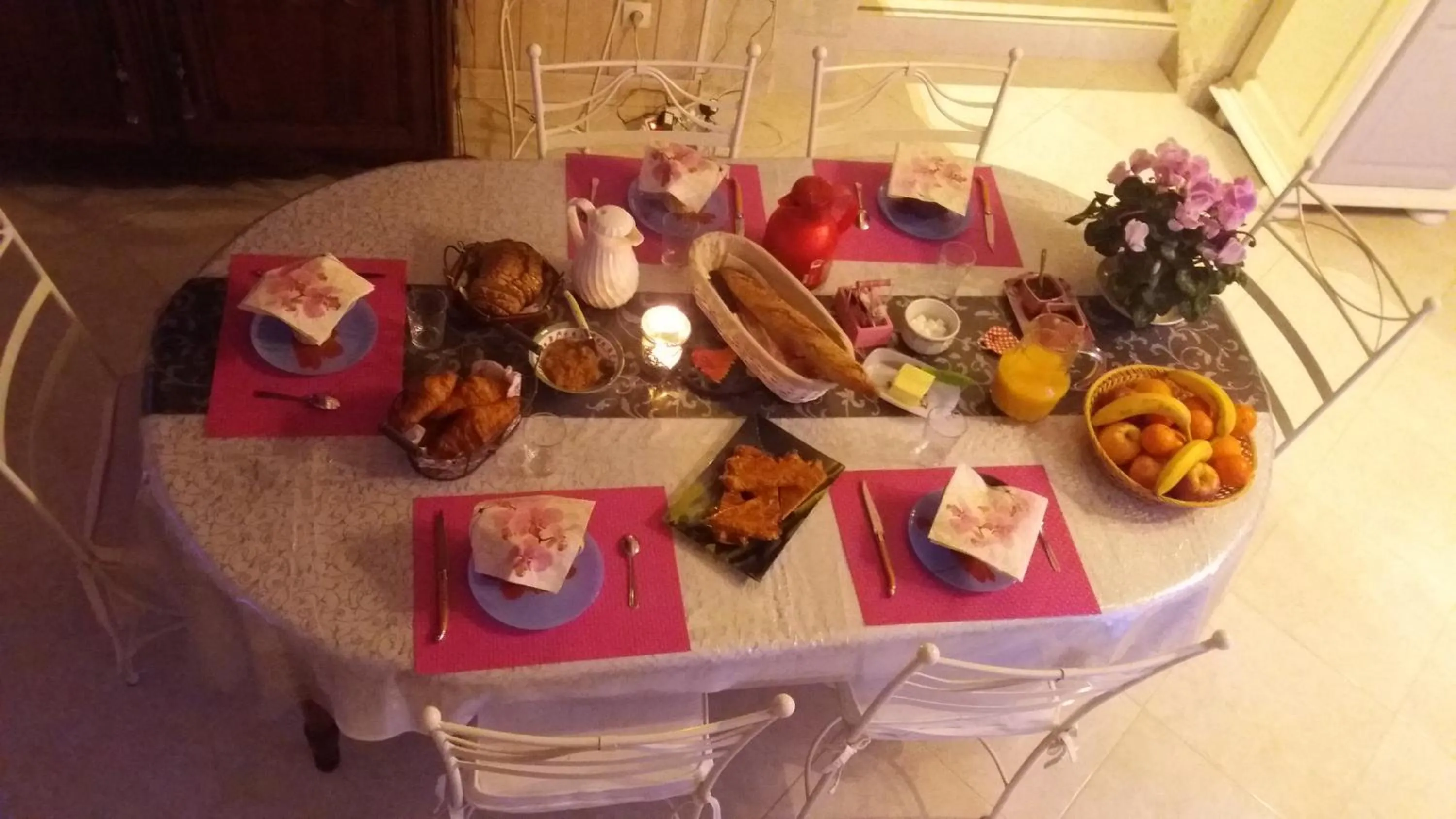 Food and drinks in Chambre d'Hôtes Les Orchidées FUTUROSCOPE CHASSENEUIL POITIERS