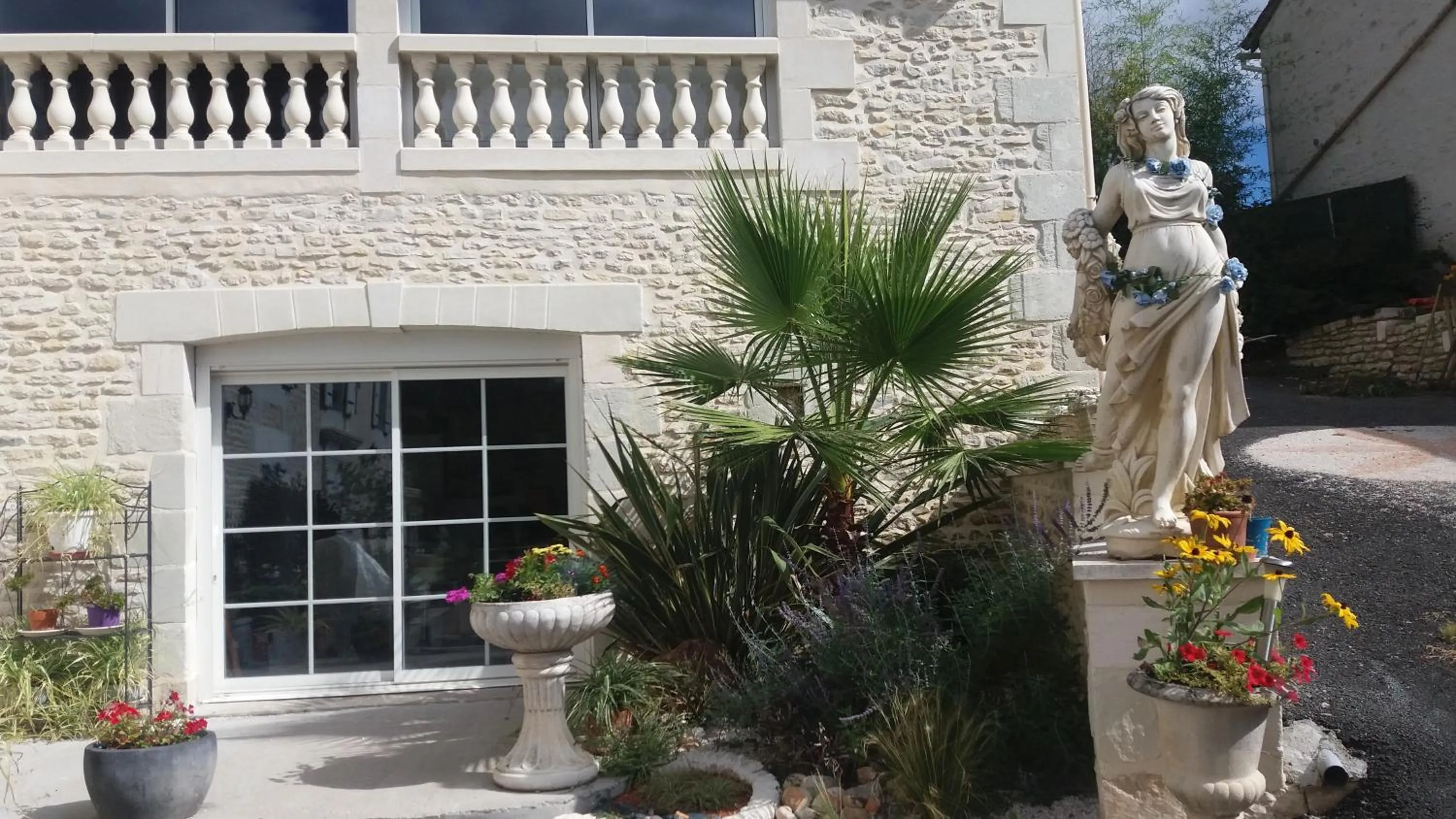 Property building in Chambre d'Hôtes Les Orchidées FUTUROSCOPE CHASSENEUIL POITIERS