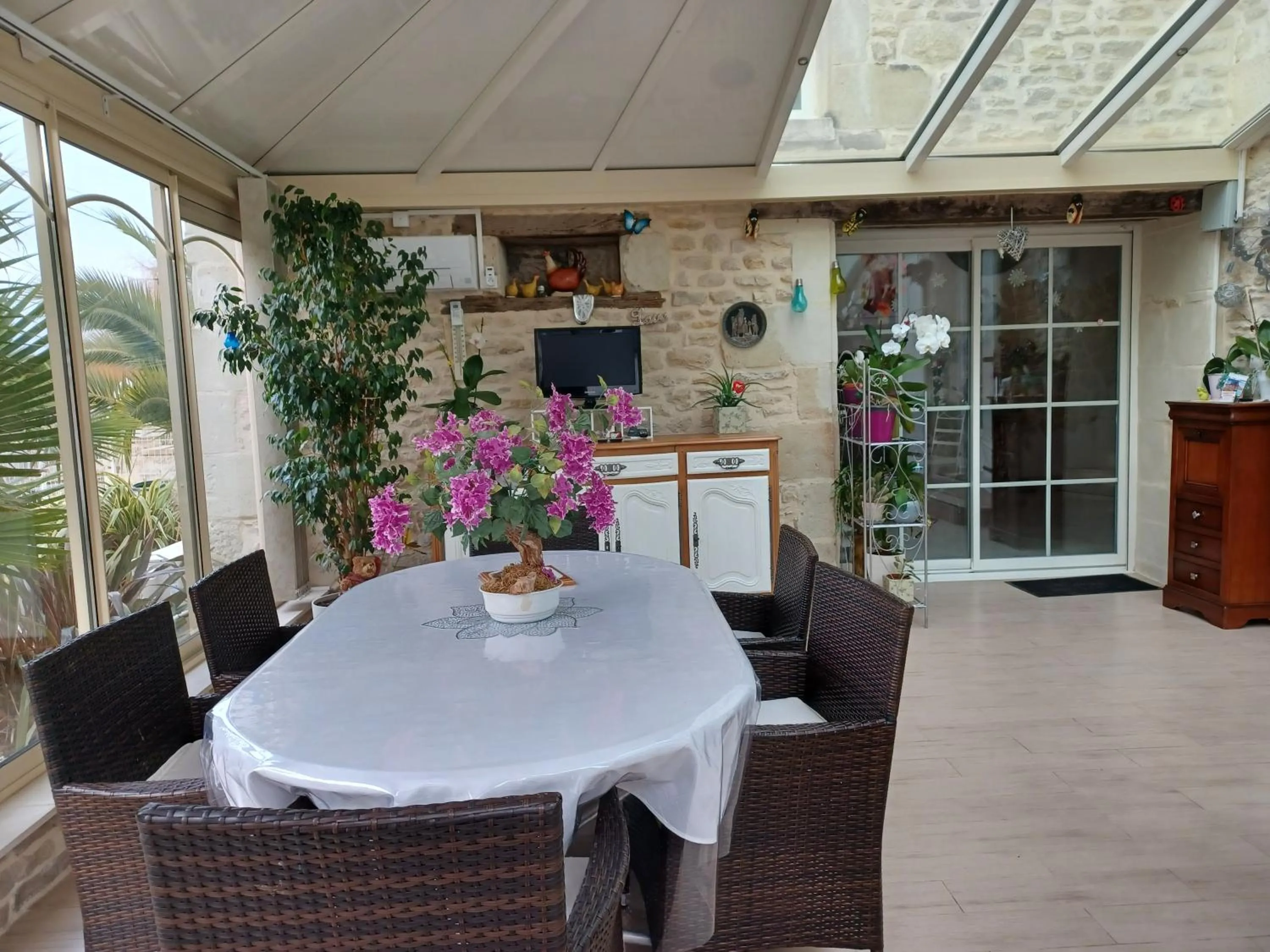 Dining area in Chambre d'Hôtes Les Orchidées FUTUROSCOPE CHASSENEUIL POITIERS