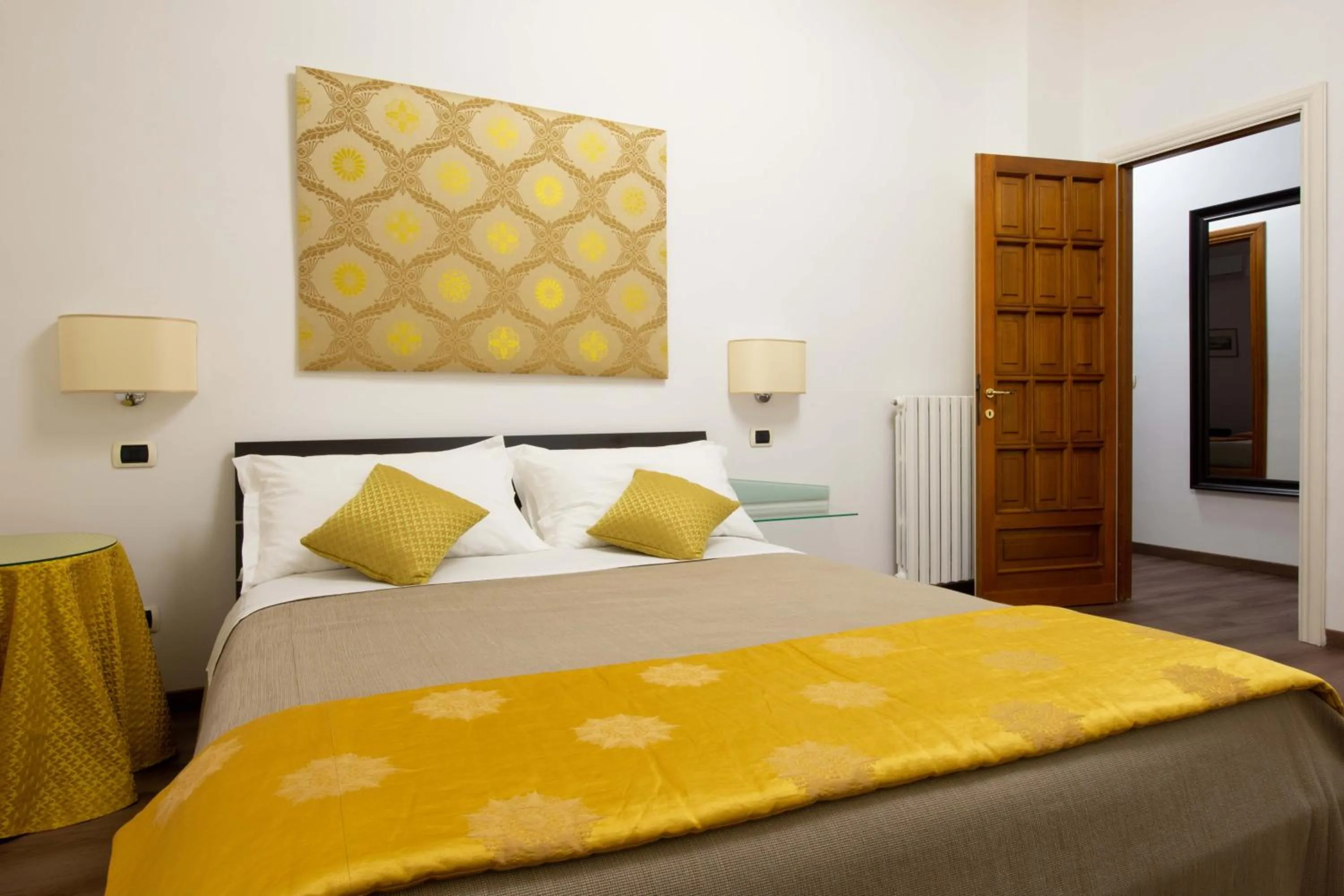 Photo of the whole room, Bed in L'Insolita Reggia