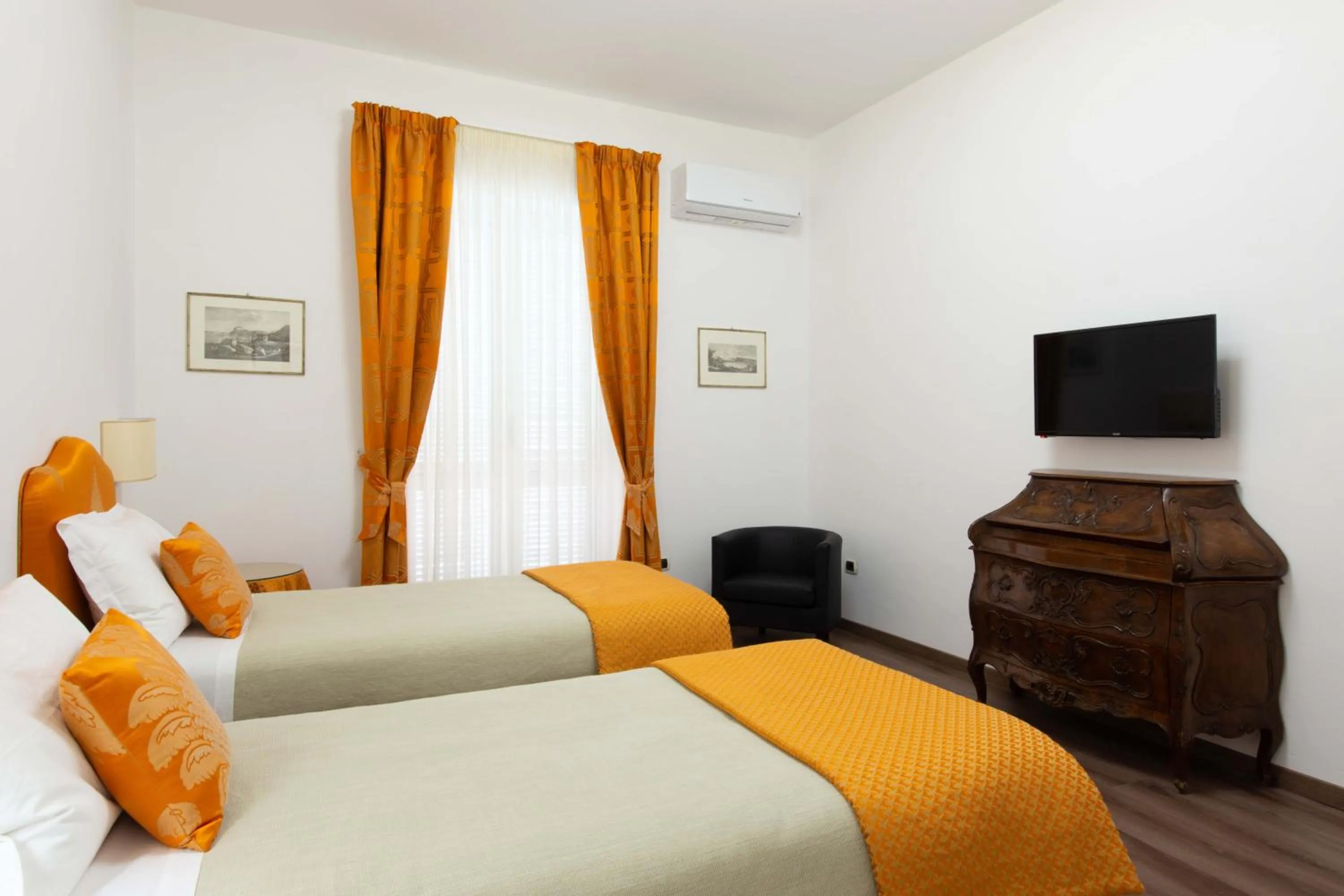 Photo of the whole room, Bed in L'Insolita Reggia
