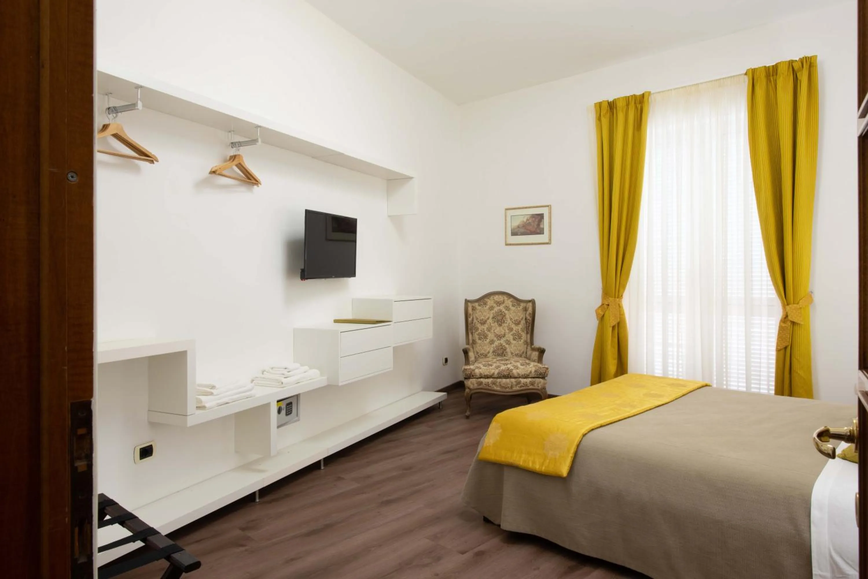 Photo of the whole room, Bed in L'Insolita Reggia