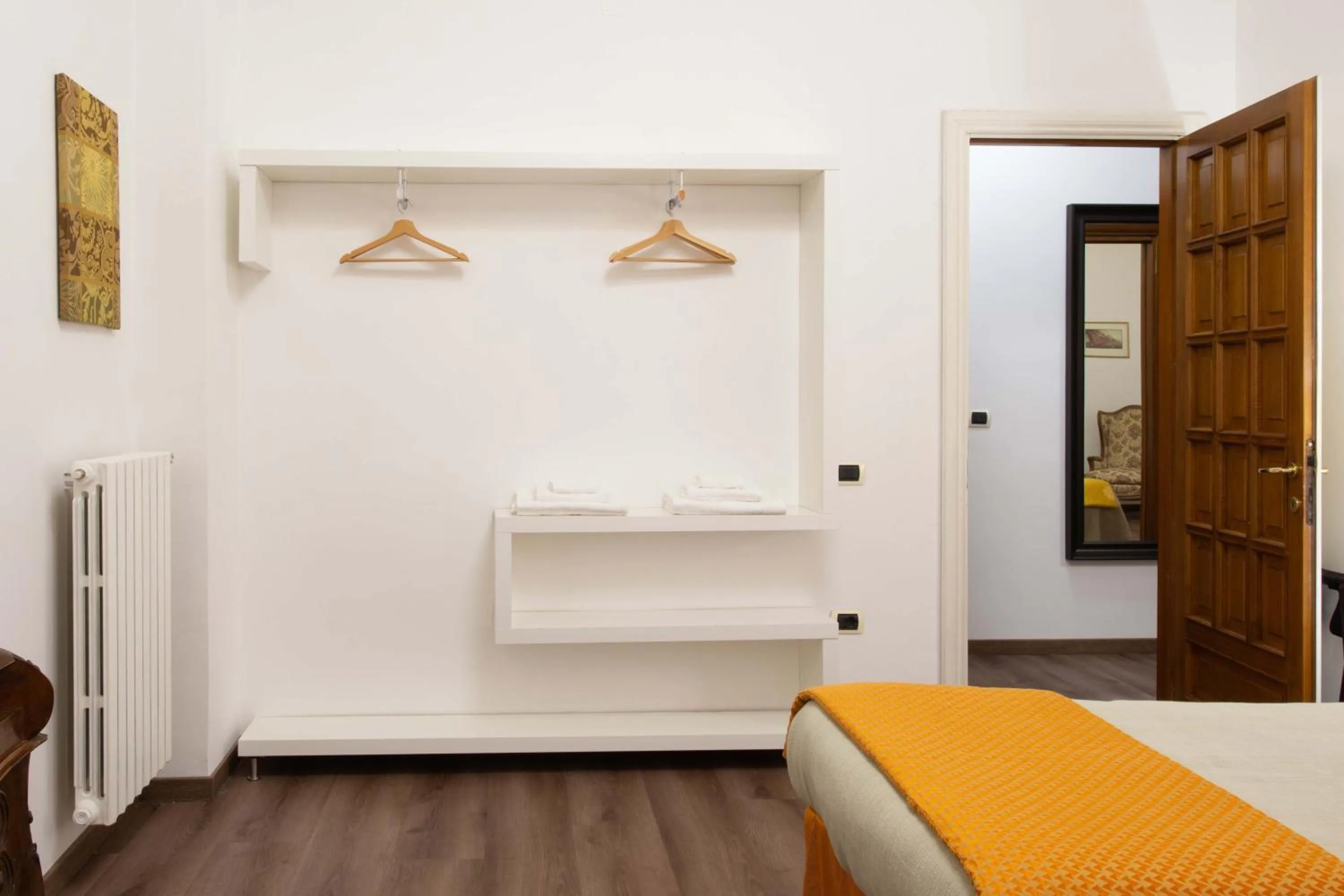 Photo of the whole room, Bed in L'Insolita Reggia