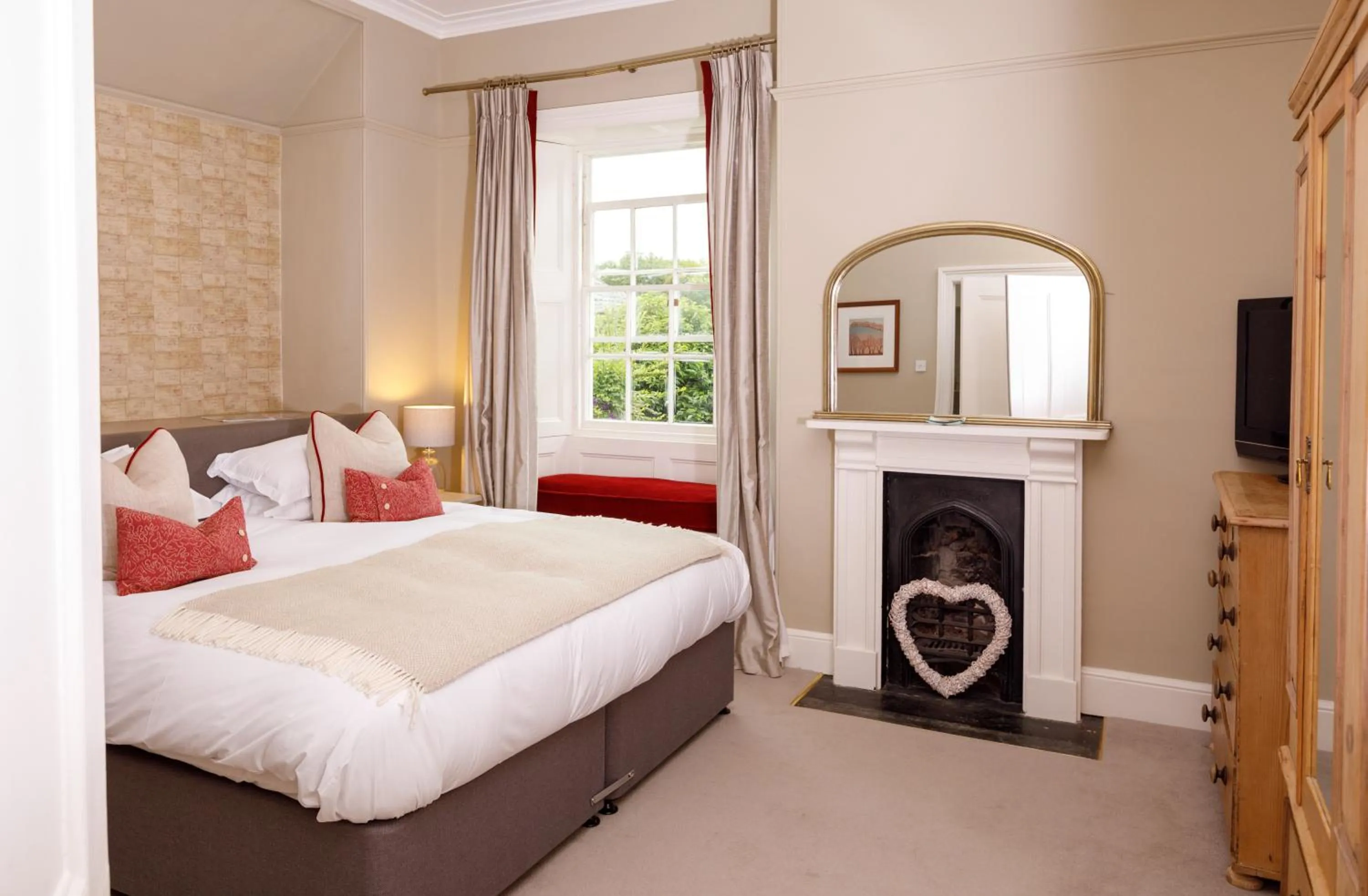 Bedroom, Bed in Trewornan Manor