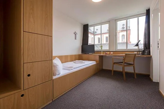 Photo of the whole room, Bed in Burkardushaus, Tagungszentrum am Dom