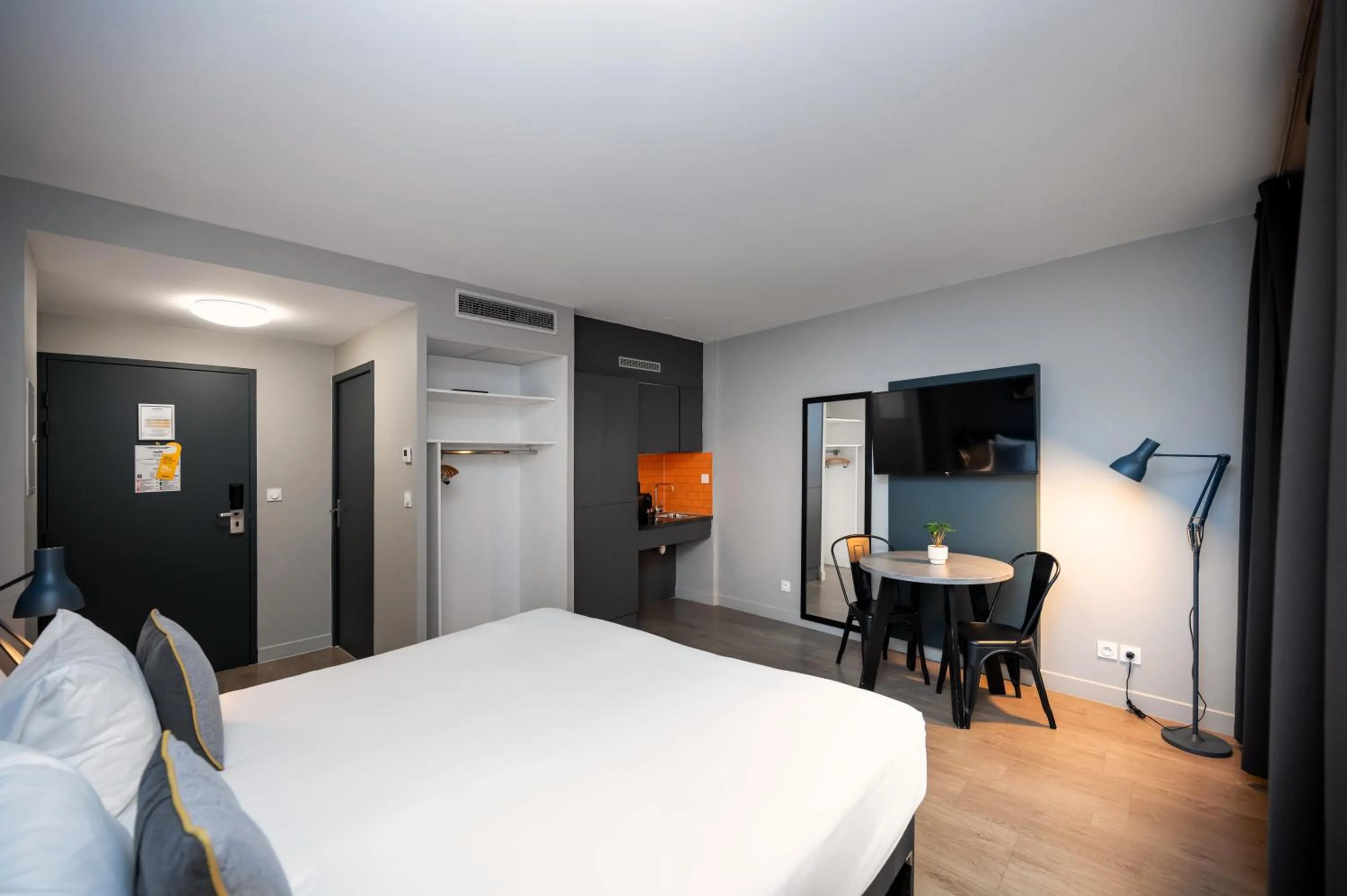Kitchen or kitchenette, Bed in Staycity Aparthotels Marseille Centre Vieux Port