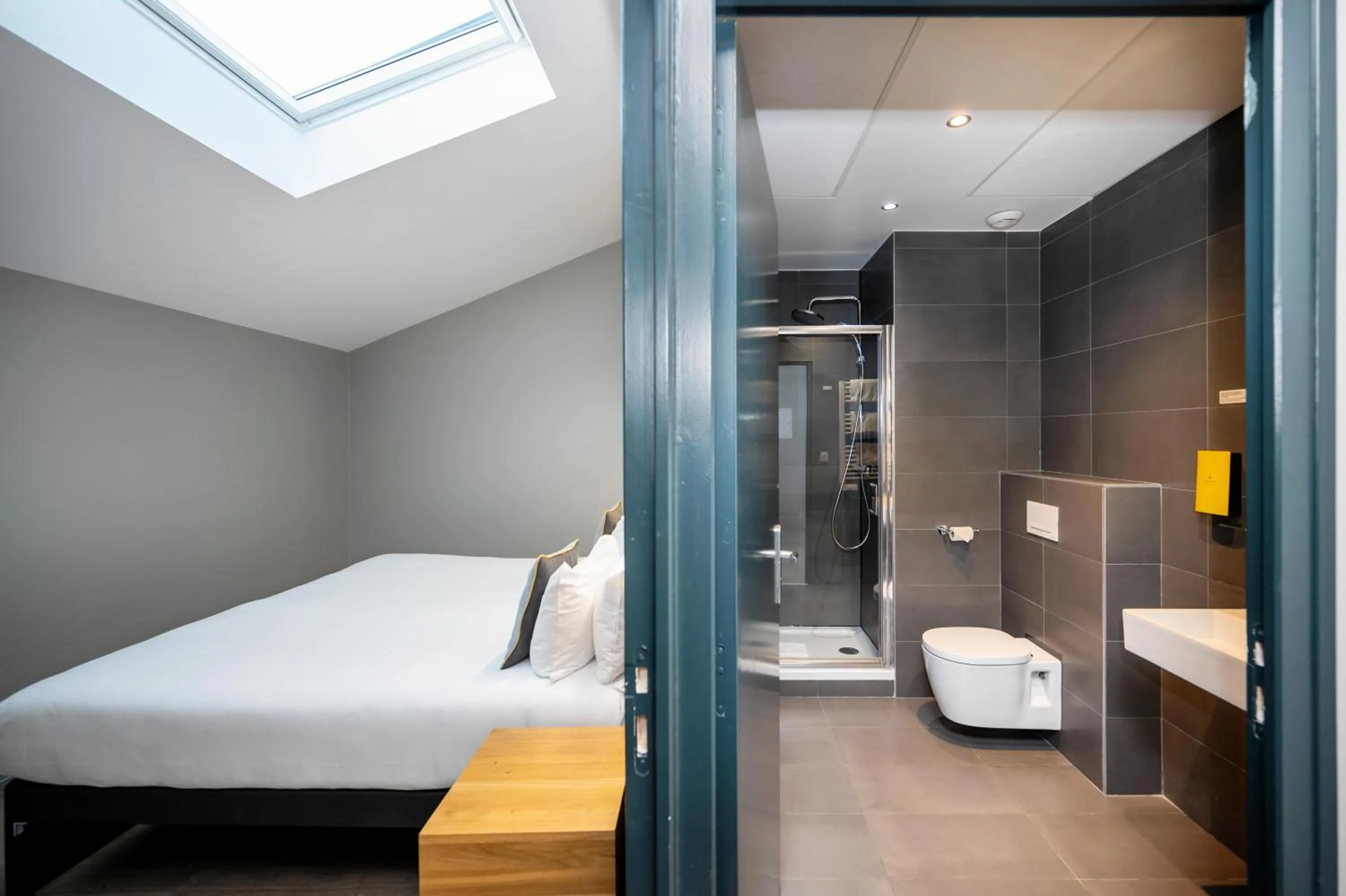 Bathroom, Bed in Staycity Aparthotels Marseille Centre Vieux Port