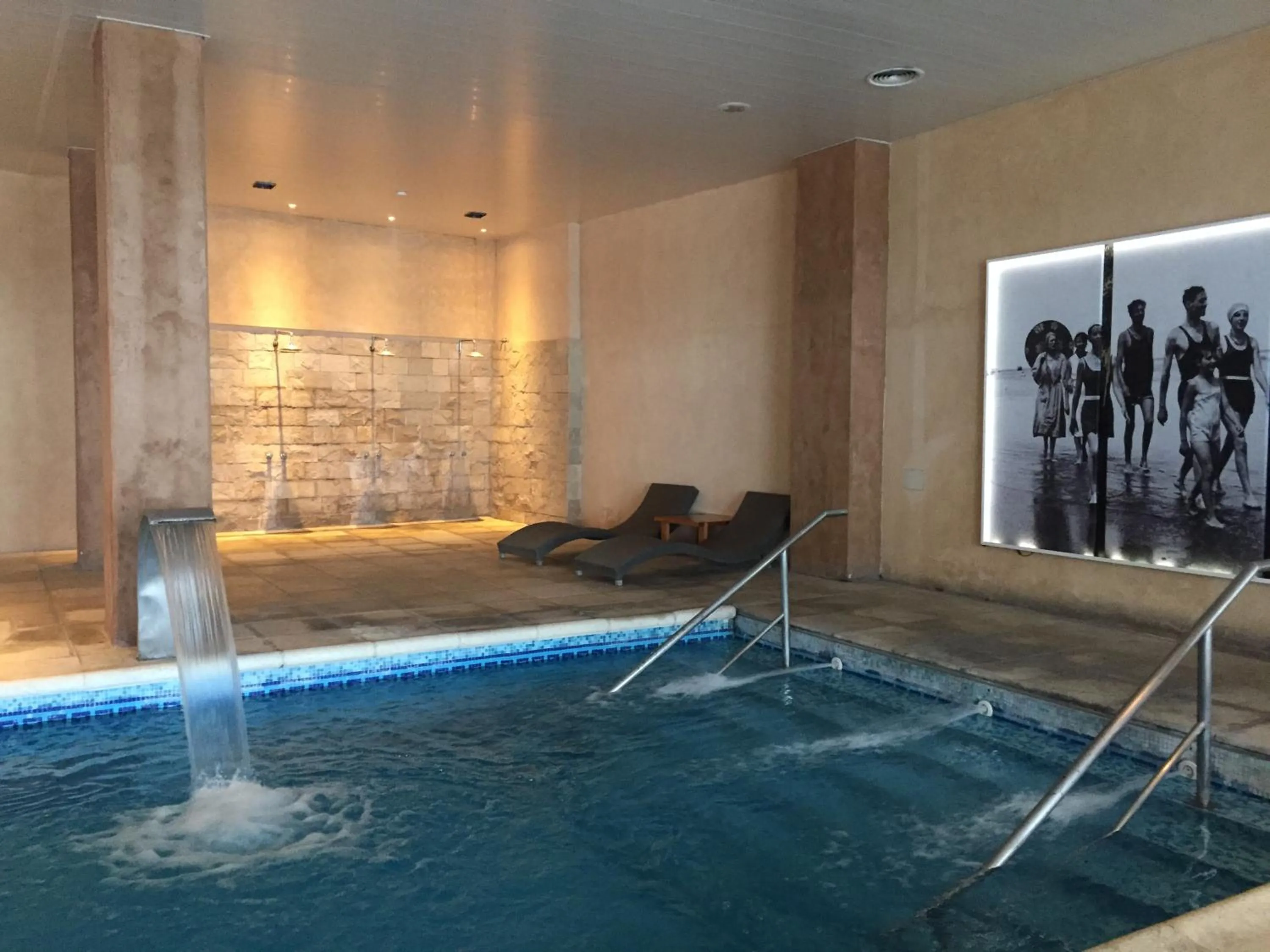 Swimming pool in NH Gran Hotel Provincial