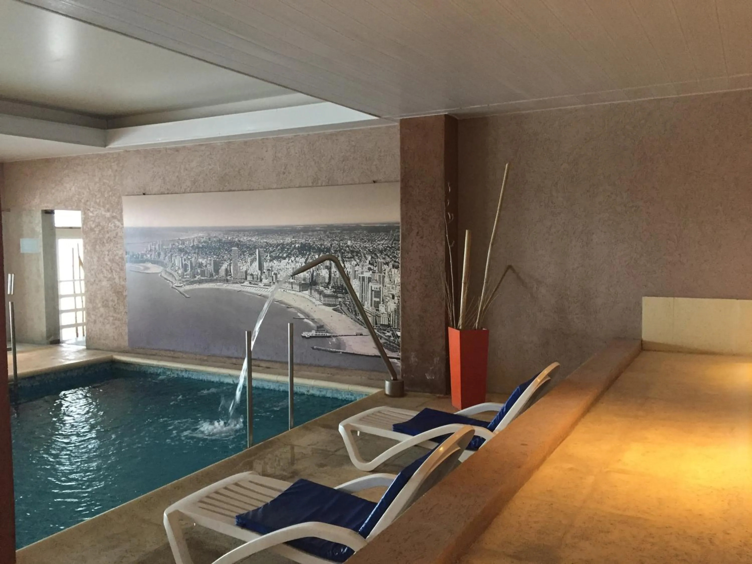 Swimming pool in NH Gran Hotel Provincial