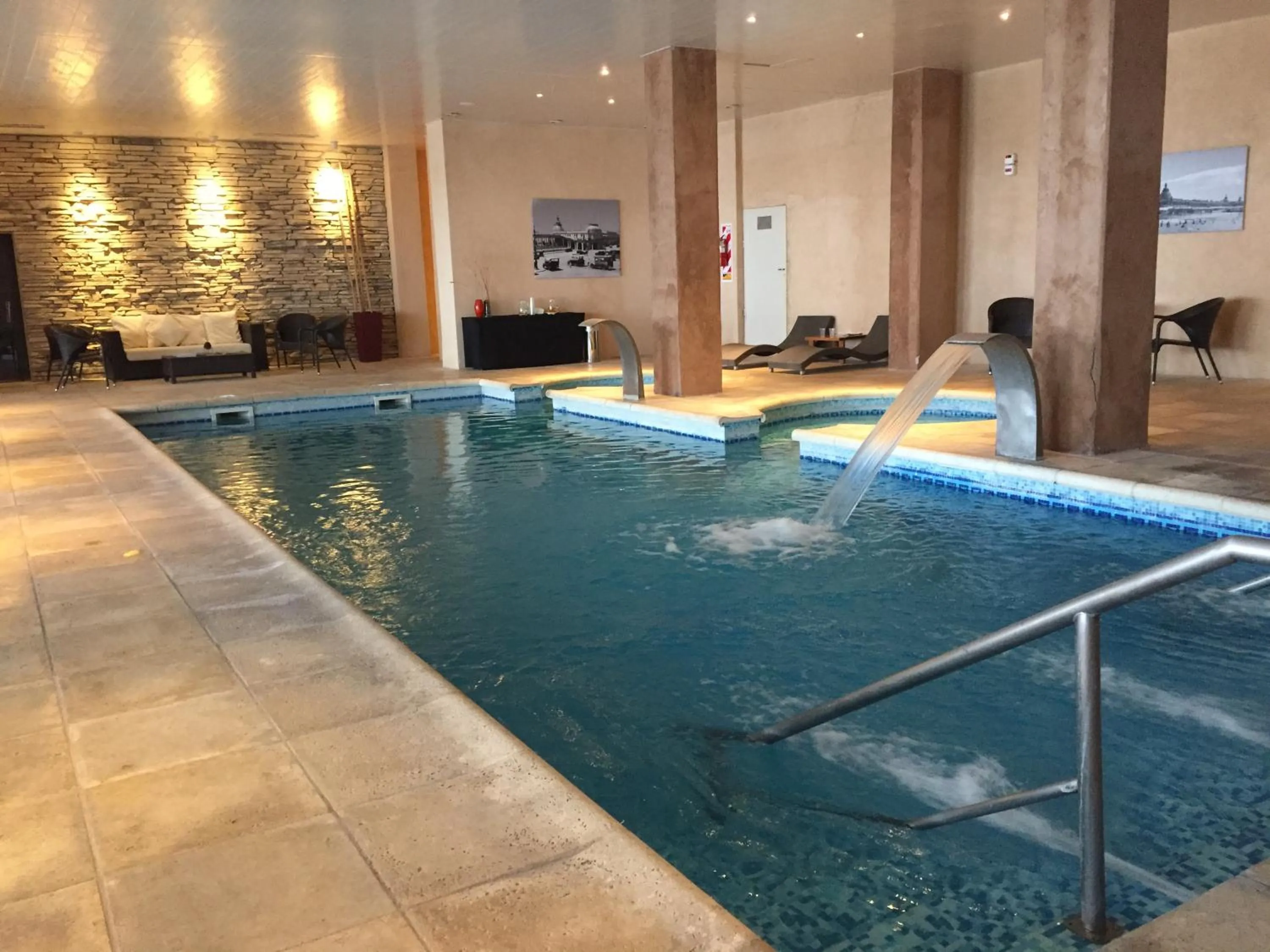 Swimming pool in NH Gran Hotel Provincial