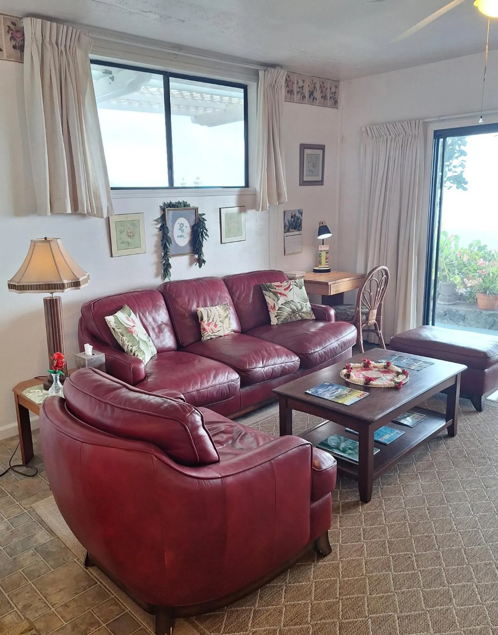 Living room in Belle Vue Kona Inc