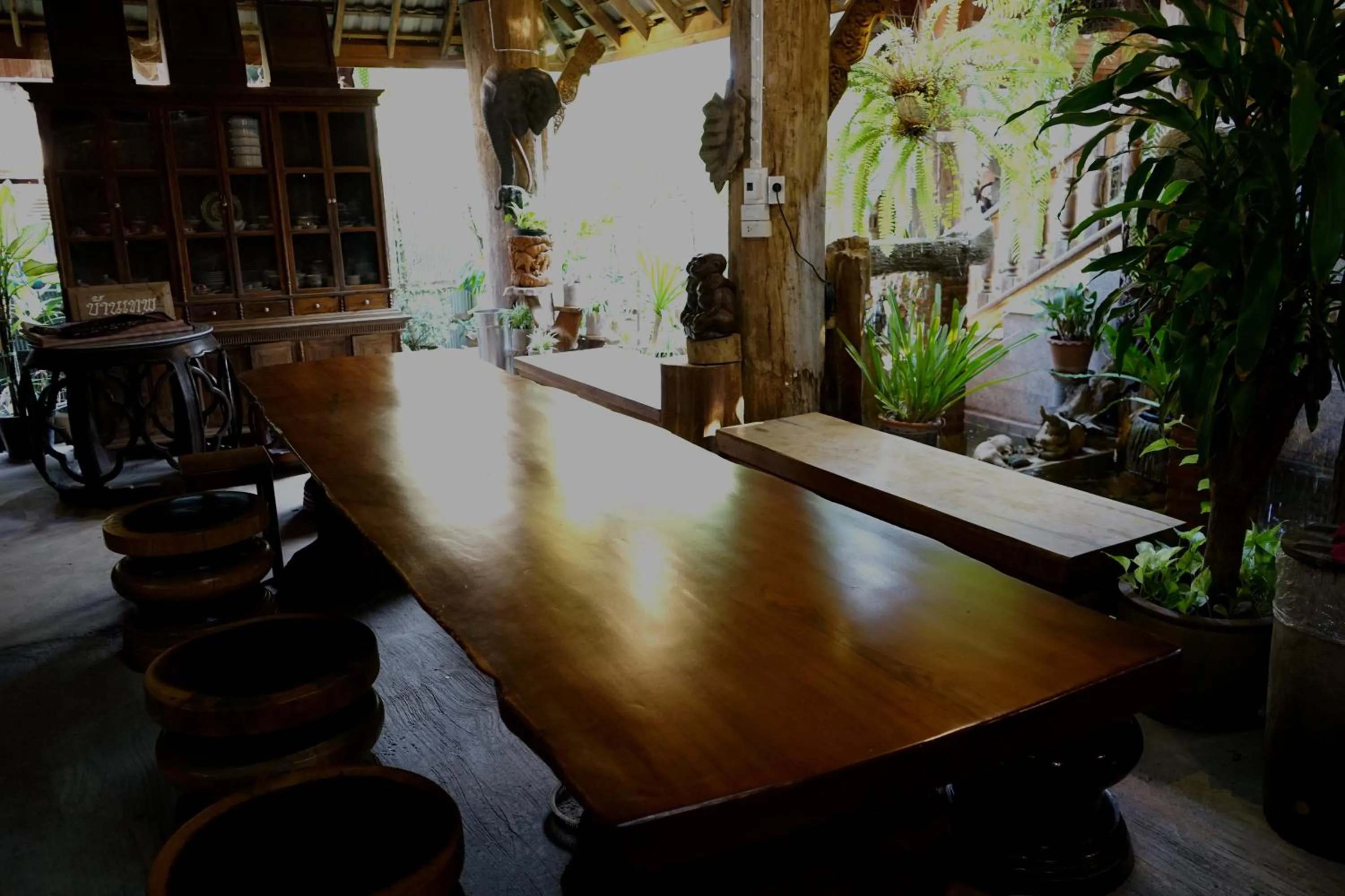 Communal lounge/ TV room in Baanthep Antique Homestay