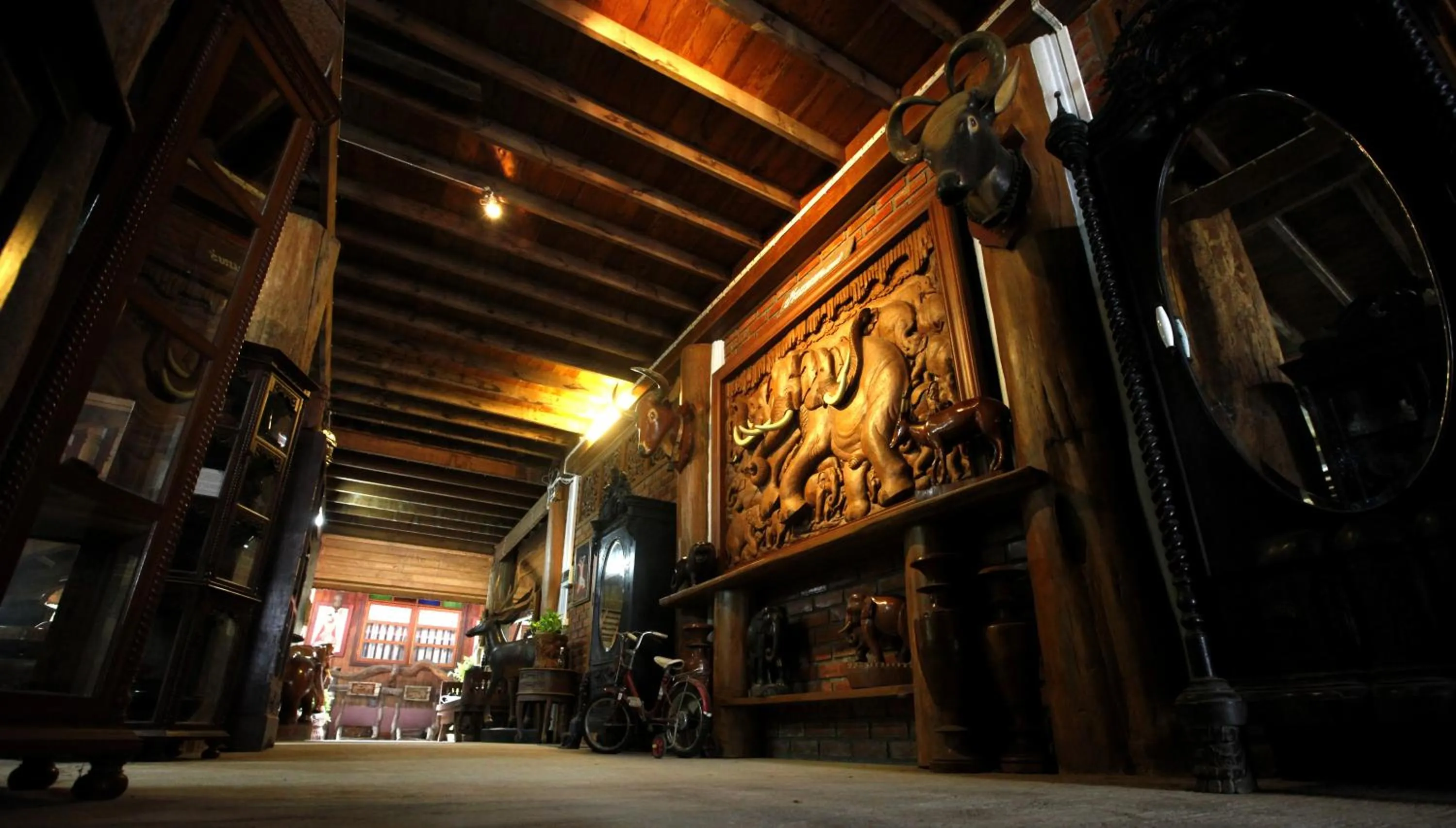 Communal lounge/ TV room in Baanthep Antique Homestay