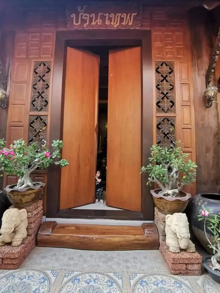 Facade/entrance in Baanthep Antique Homestay