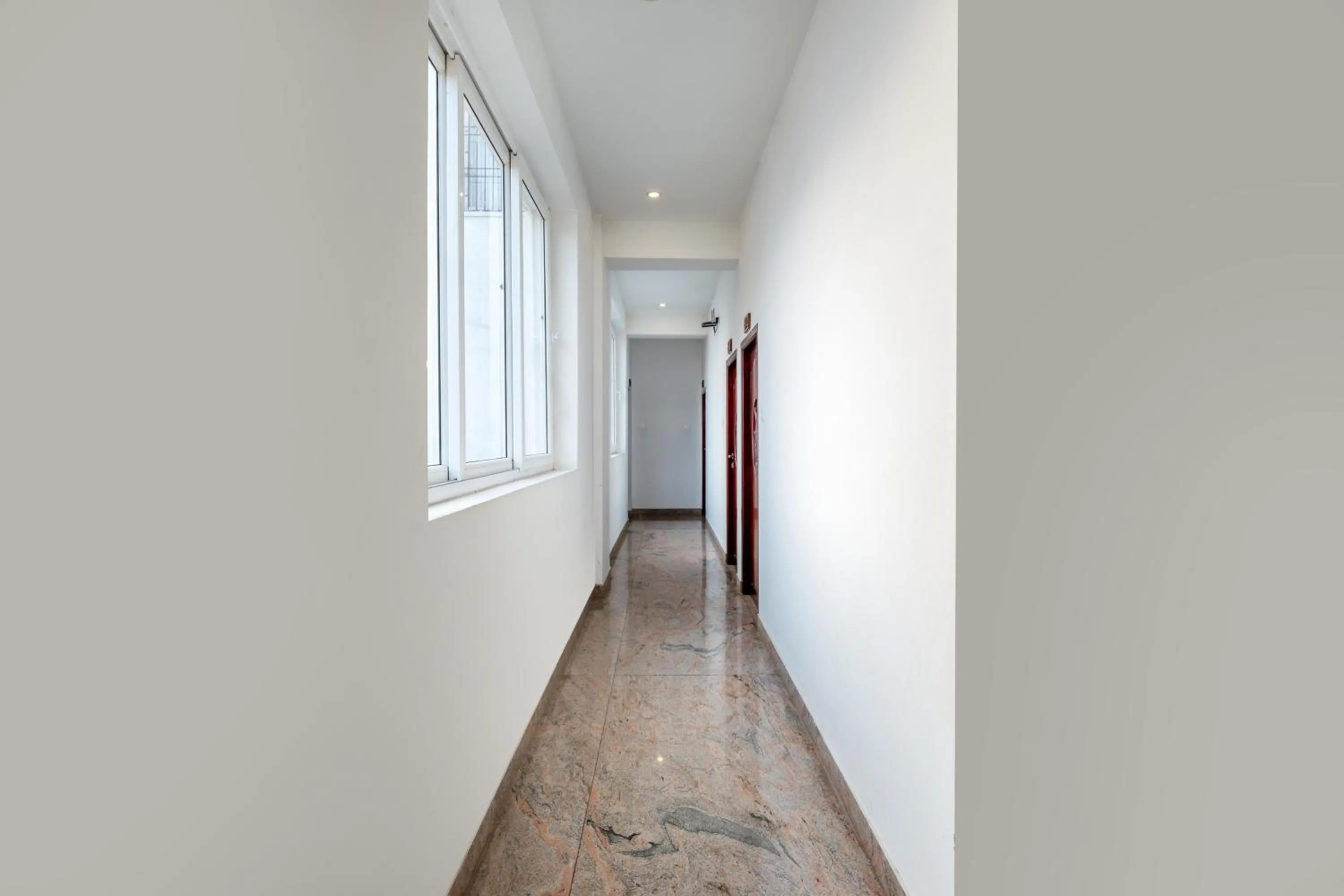 Lobby or reception in Treebo Grace Inn, 3 Min Walk From Promenade Beach