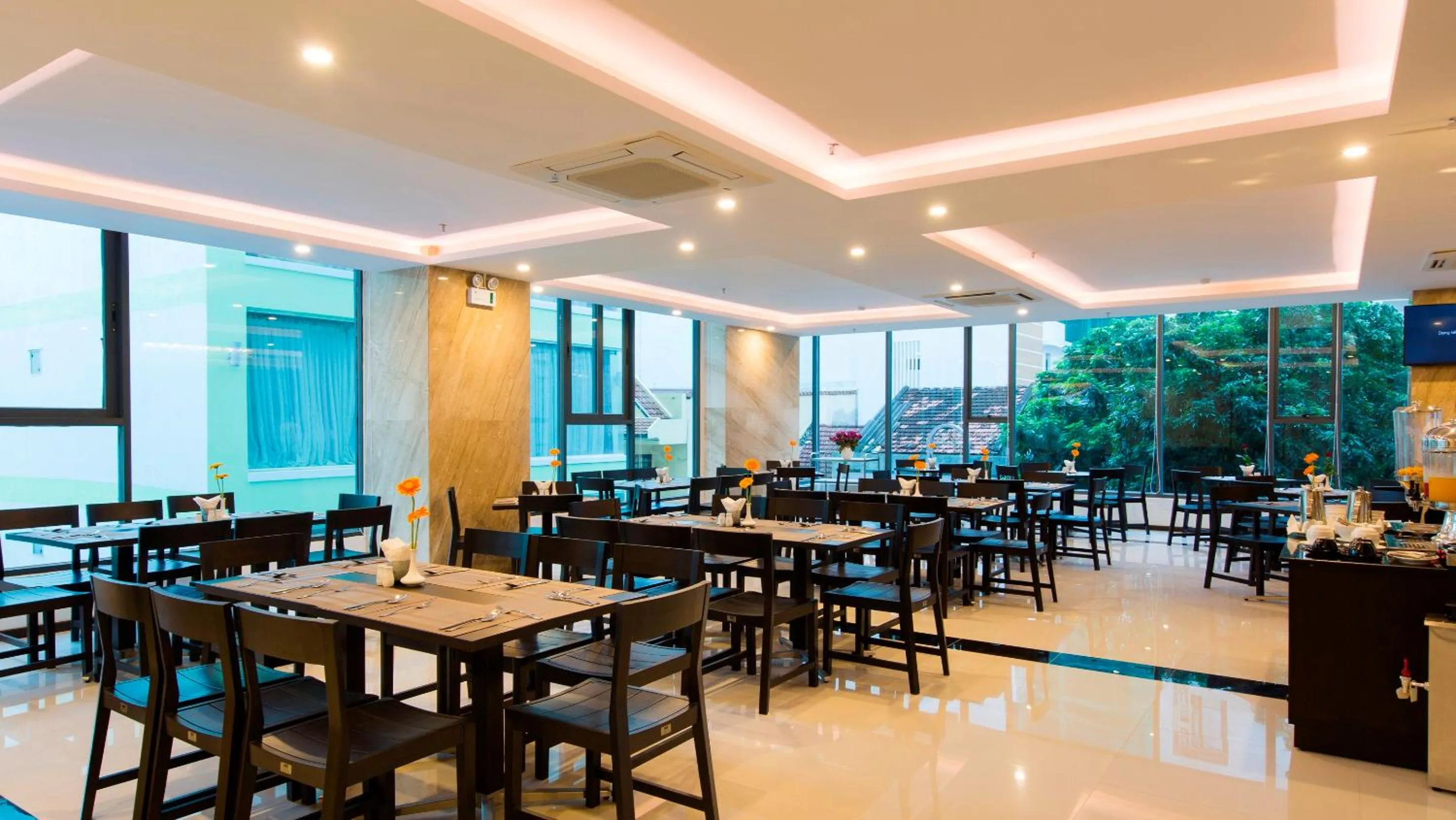 Restaurant/places to eat in La Sera Hotel